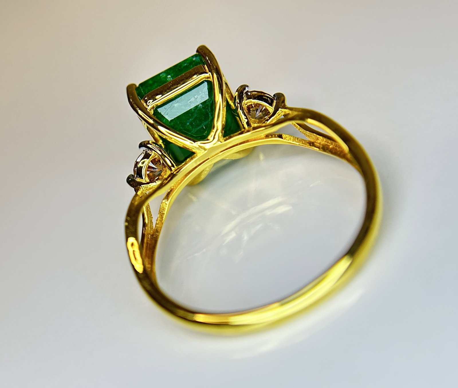 Beautiful Natural Emerald 4.76 CT With Natural Diamonds & 18k Gold - 4