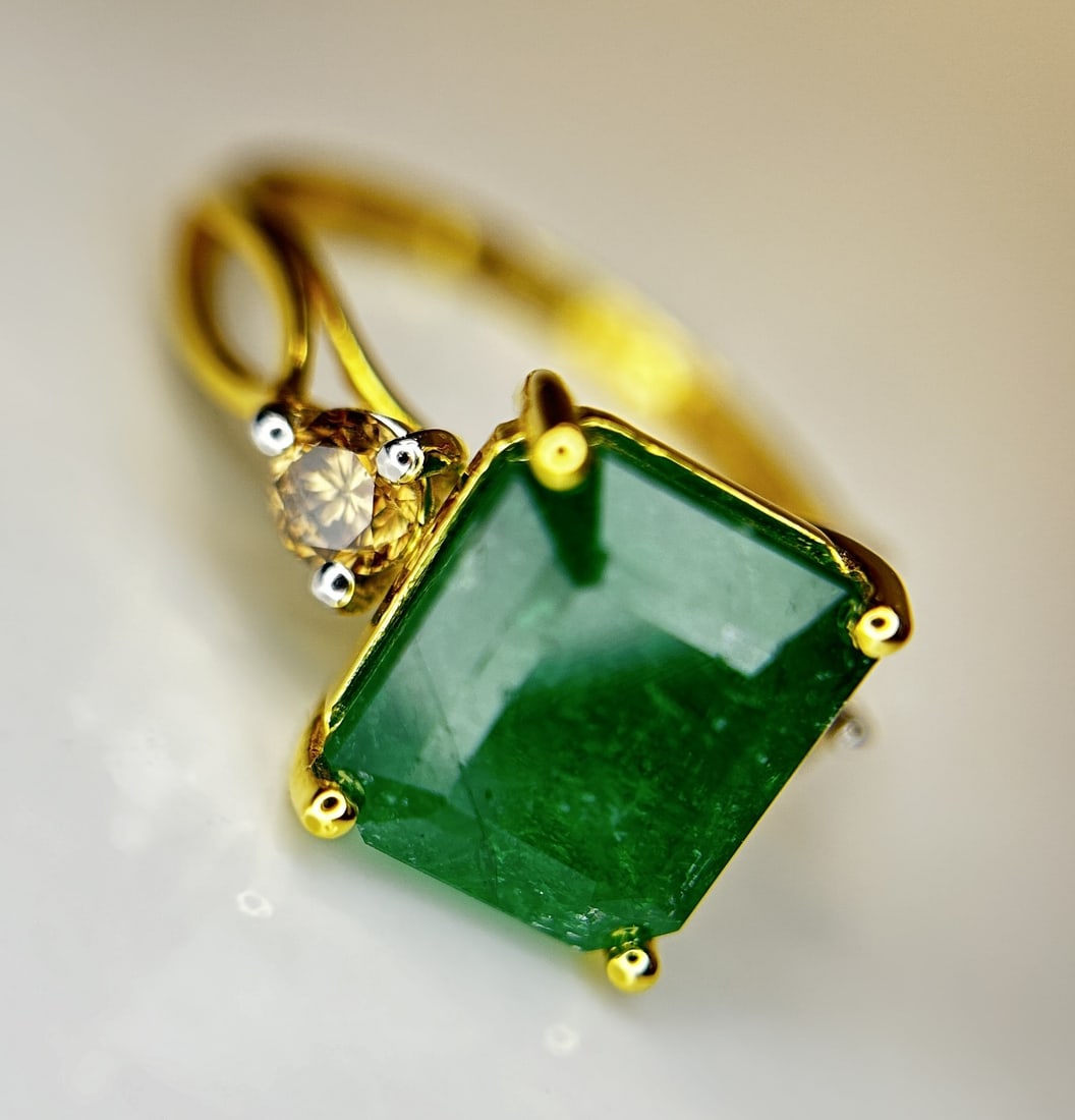 Beautiful Natural Emerald 4.76 CT With Natural Diamonds & 18k Gold - 9