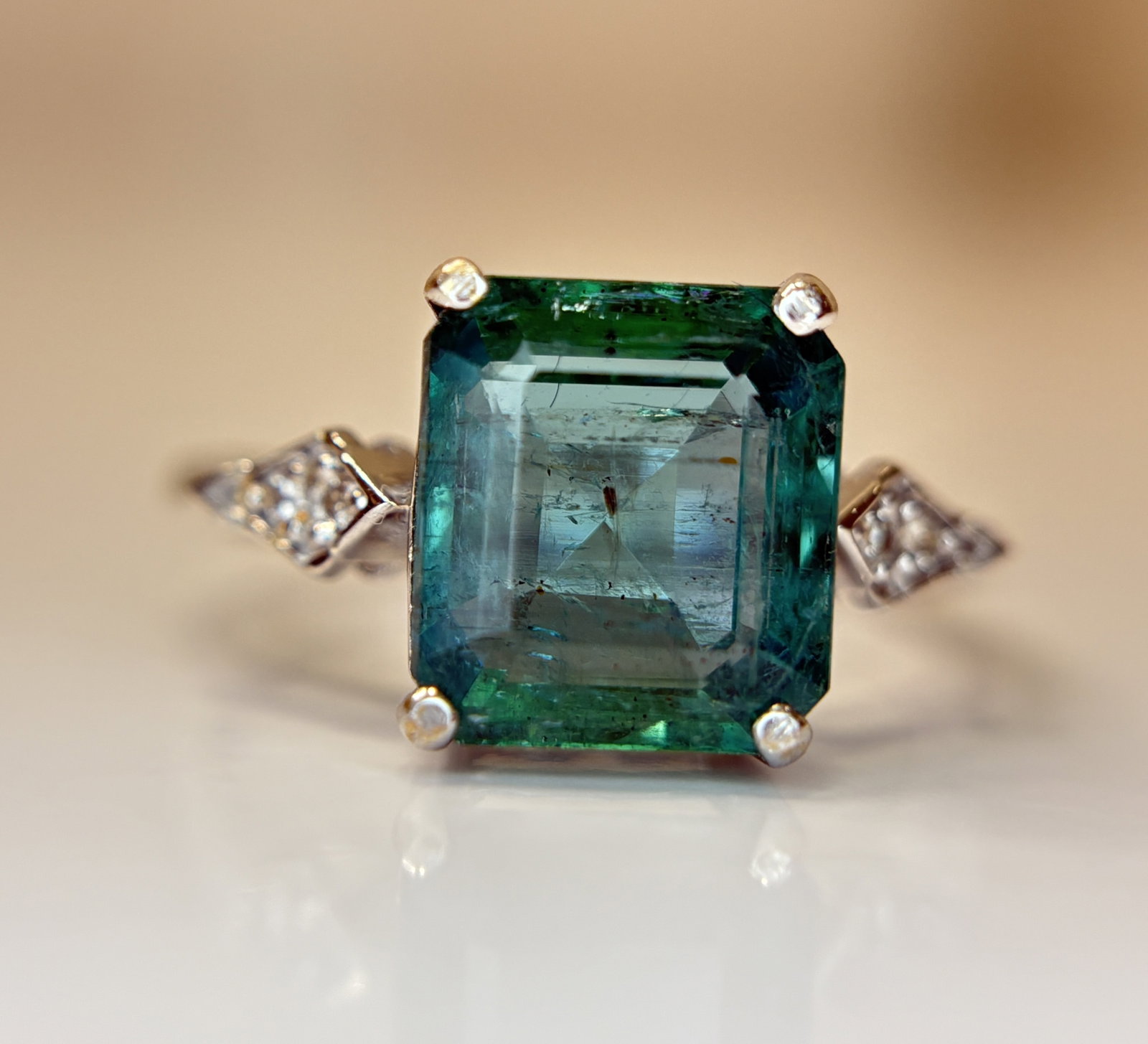 Beautiful 3.04 CT Natural Emerald With Natural Diamonds & 18k Gold: Title: Beautiful 3.04 CT Natural Emerald With Natural Diamonds & 18k Gold Description: Beautiful 3.04 CT Natural Emerald With Natural Diamonds & 18k Gold Description: Total Carat Weight -