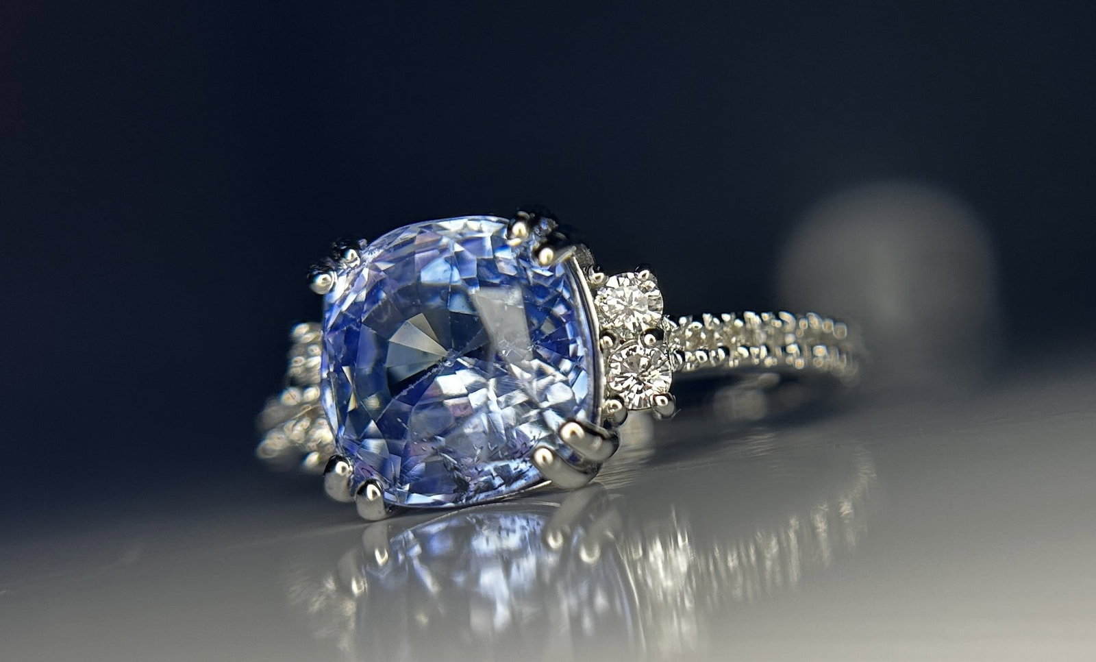 Beautiful 3.71CT Unheated Ceylon Blue Sapphire With Natural Diamonds & 18k Gold: Title: Beautiful 3.71CT Unheated Ceylon Blue Sapphire With Natural Diamonds & 18k Gold Description: Beautiful 3.71CT Unheated Ceylon Blue Sapphire With Natural Diamonds & 18k Gold