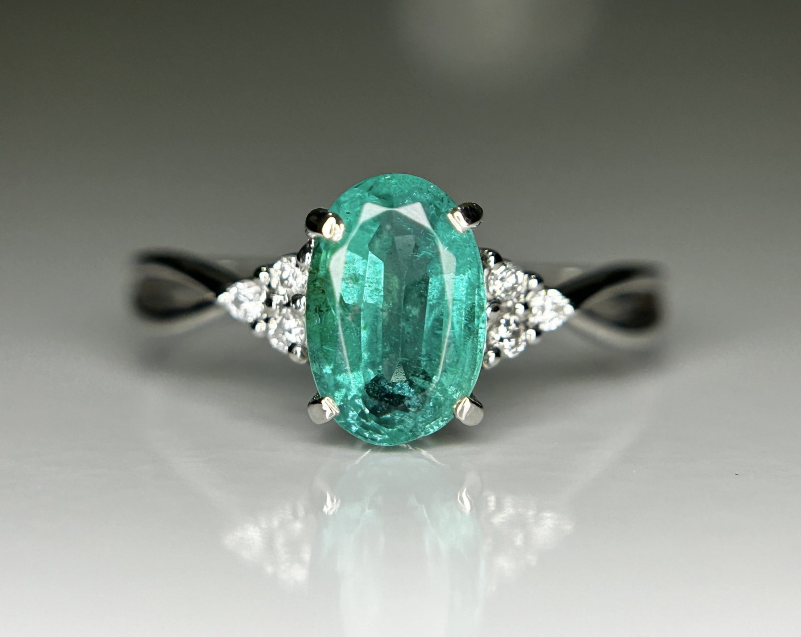 Beautiful Natural 1.35ct Emerald Ring With Natural Diamonds & Platinum 950: Title: Beautiful Natural 1.35ct Emerald Ring With Natural Diamonds & Platinum 950 Description: Beautiful Natural 1.35ct Emerald Ring With Natural Diamonds & Platinum 950 Description: Total