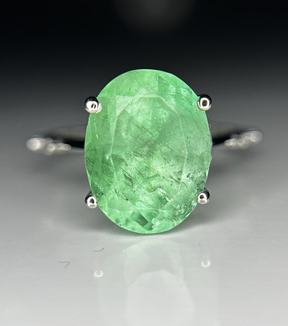 Beautiful 5.47ct Natural Colombian Emerald With Natural Diamonds & 18k Gold: Title: Beautiful 5.47ct Natural Colombian Emerald With Natural Diamonds & 18k Gold Description: Beautiful 5.47ct Natural Colombian Emerald With Natural Diamonds & 18k Gold Description: Total