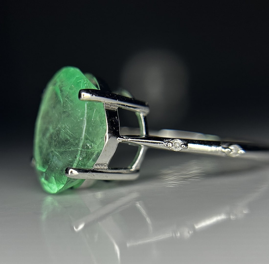 Beautiful 5.47ct Natural Colombian Emerald With Natural Diamonds & 18k Gold - 4