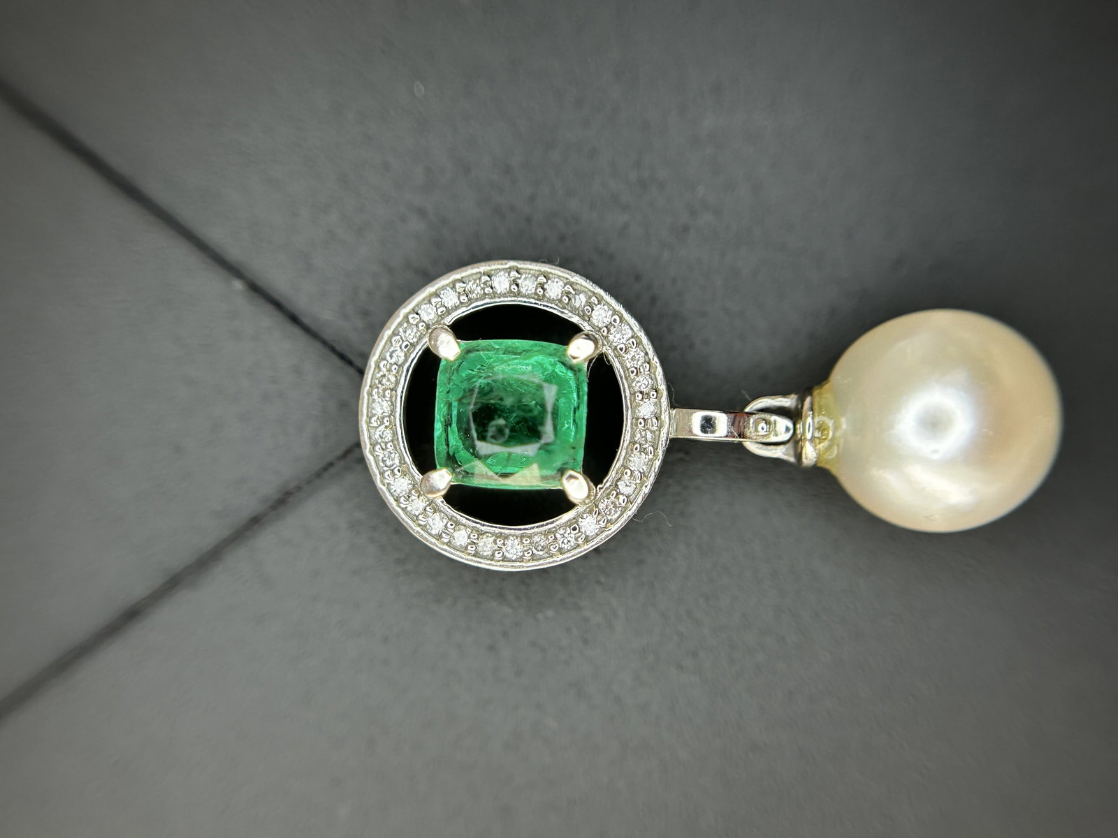 Beautiful 5.55CT South Sea Pearl, 1.14ct Emerald, Diamonds & 950 Platinum Pendant: Title: Beautiful 5.55CT South Sea Pearl, 1.14ct Emerald, Diamonds & 950 Platinum Pendant Description: Beautiful 5.55CT South Sea Pearl, 1.14ct Emerald, Diamonds & 950 Platinum Pendant