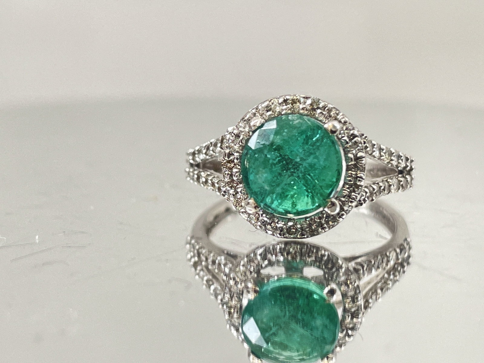 Beautiful 1.96Ct Natural Emerald With Natural Diamonds & 18k Gold: Title: Beautiful 1.96Ct Natural Emerald With Natural Diamonds & 18k Gold Description: Beautiful 1.96 Ct Natural Emerald With Natural Diamonds & 18k Gold Description: Total Carat Weight - 2.44