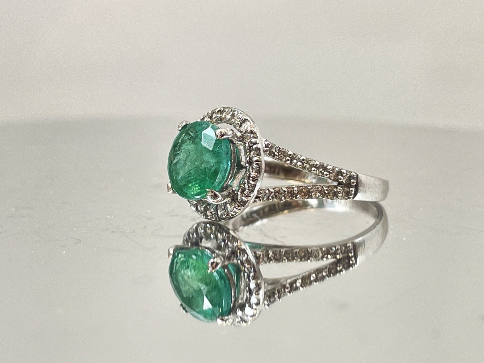 Beautiful 1.96Ct Natural Emerald With Natural Diamonds & 18k Gold - 2