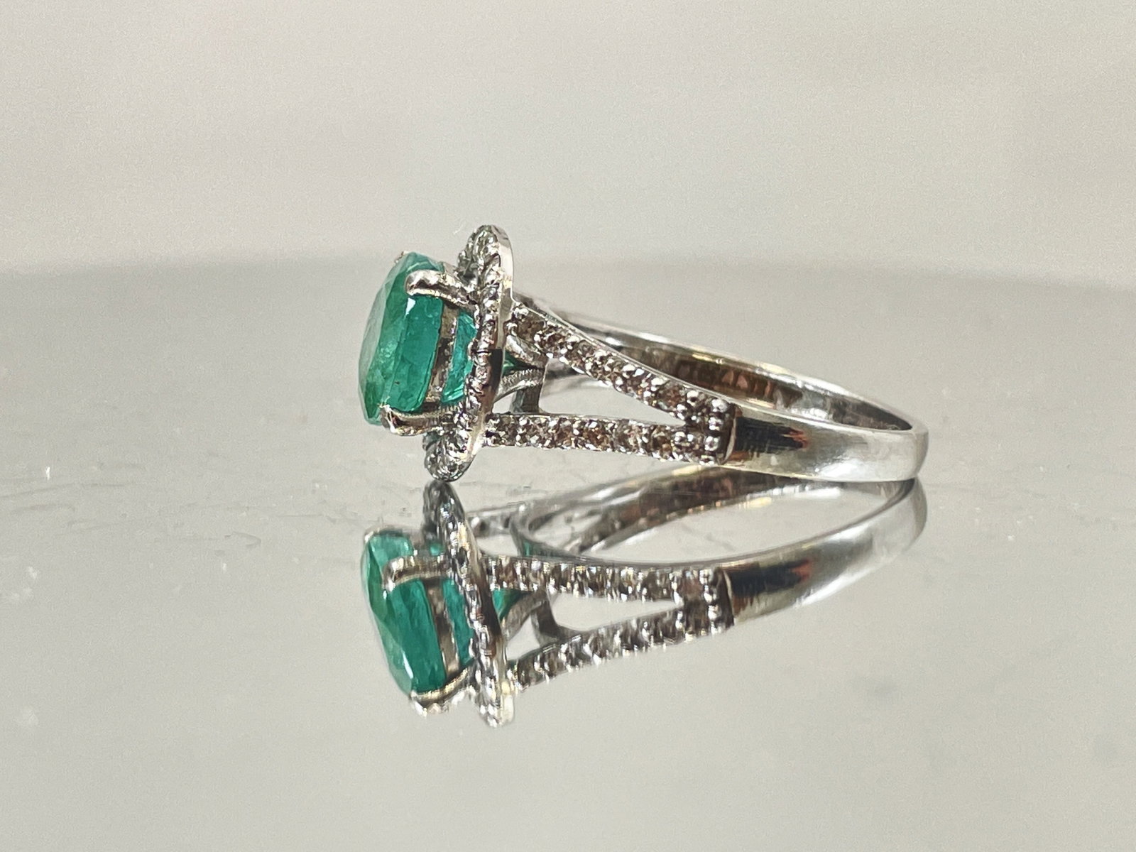 Beautiful 1.96Ct Natural Emerald With Natural Diamonds & 18k Gold - 4