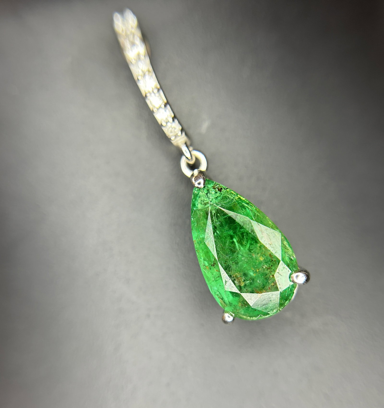 Beautiful 12.27ct Natural Emerald Earrings and Pendant Set With Natural Diamonds & 18k Gold - 12