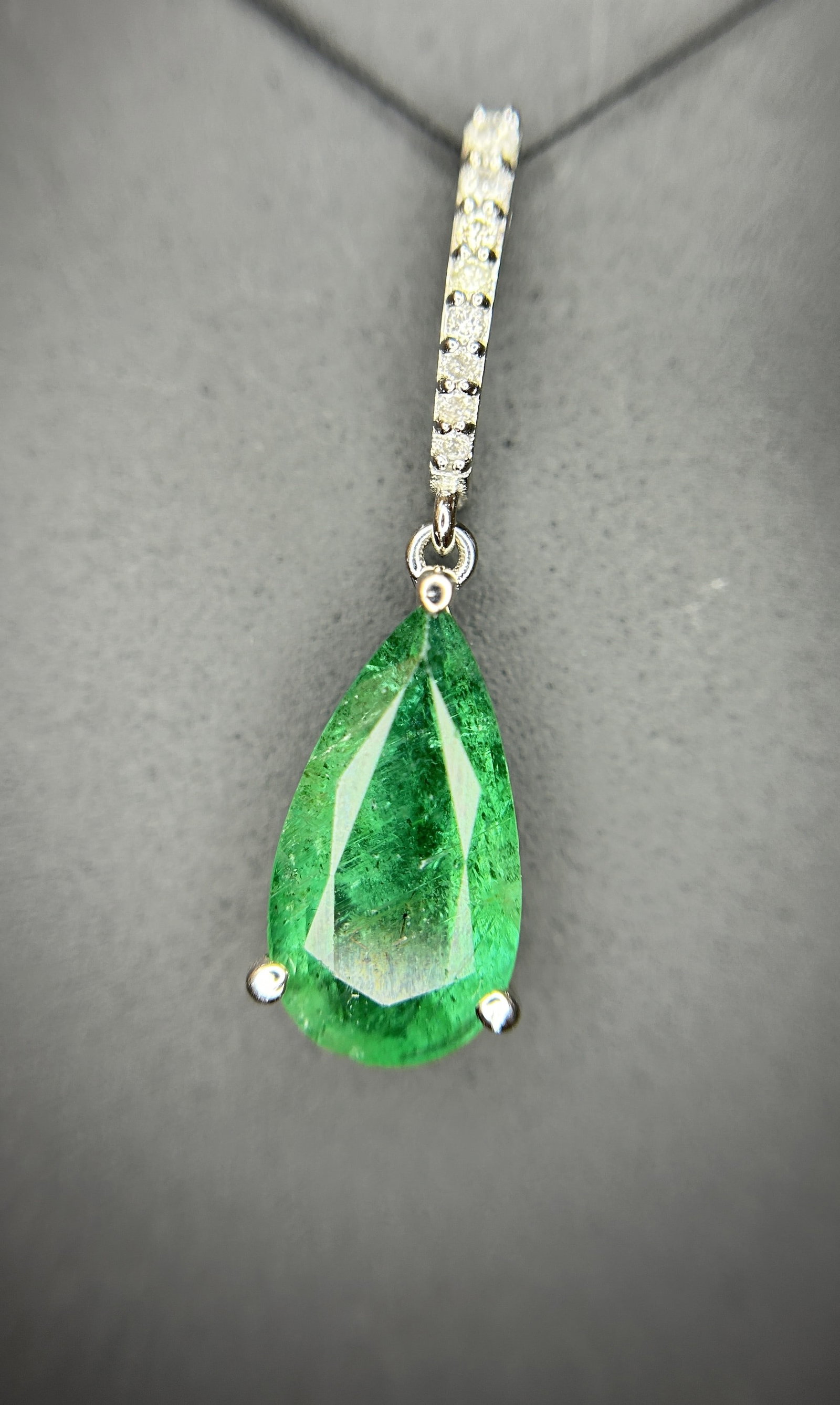Beautiful 12.27ct Natural Emerald Earrings and Pendant Set With Natural Diamonds & 18k Gold - 7