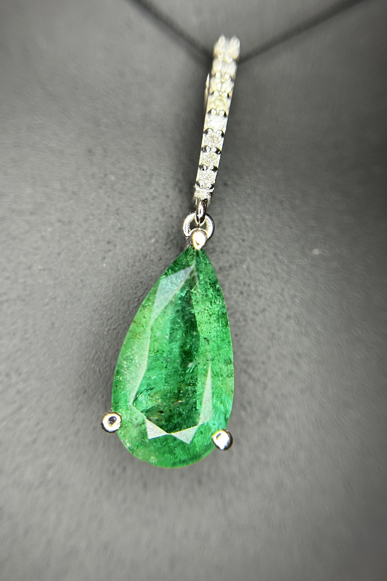 Beautiful 12.27ct Natural Emerald Earrings and Pendant Set With Natural Diamonds & 18k Gold - 8