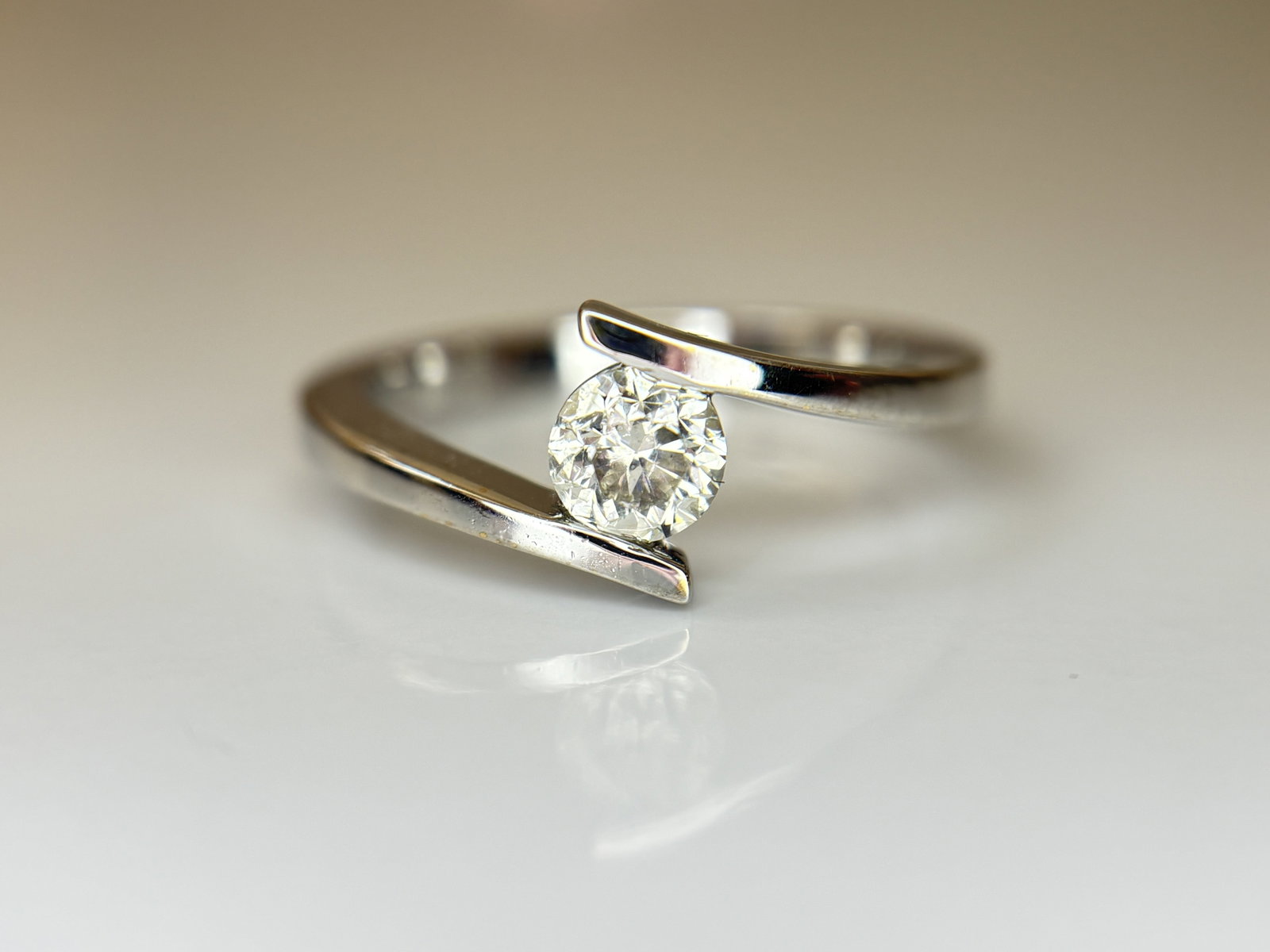 Beautiful Natural 0.45 CT S1 Diamond Ring With 18k Gold: Title: Beautiful Natural 0.45 CT S1 Diamond Ring With 18k Gold Description: Beautiful Natural 0.45 CT Diamond Ring With 18k Gold Description: Total Carat Weight - 0.45carat Metal type - Gold Metal