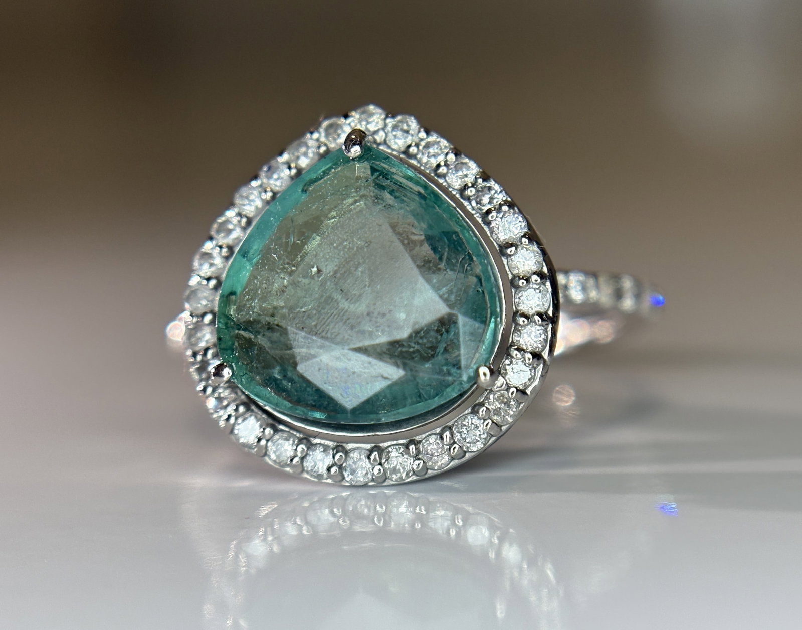 Beautiful 2.86 CT Natural Emerald Ring With Natural Diamonds & Platinum 950: Title: Beautiful 2.86 CT Natural Emerald Ring With Natural Diamonds & Platinum 950 Description: Beautiful 2.86 CT Natural Emerald Ring With Natural Diamonds & Platinum 950 Description:<