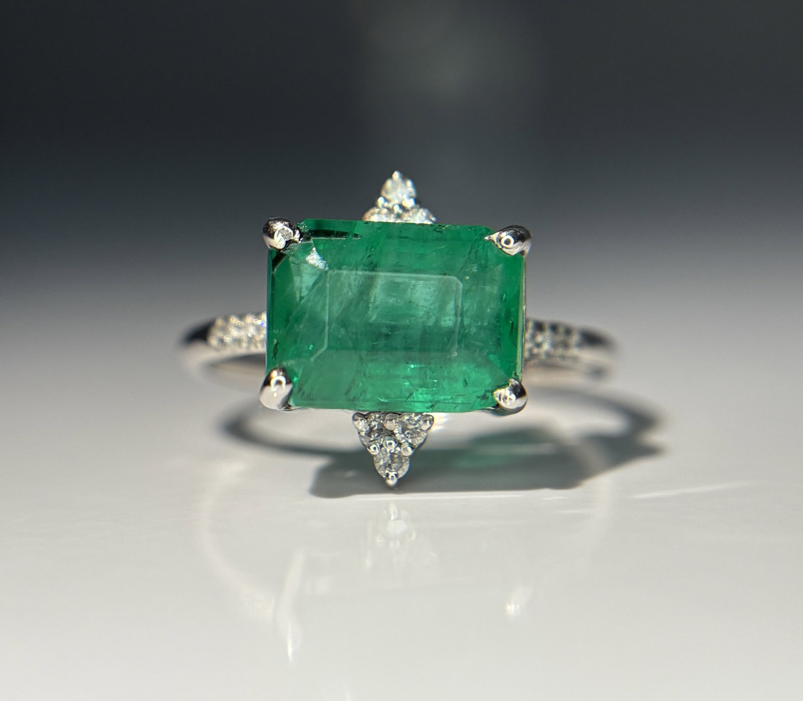 Beautiful 4.05 CT Natural Emerald Ring With Natural Diamonds & Platinum 950: Title: Beautiful 4.05 CT Natural Emerald Ring With Natural Diamonds & Platinum 950 Description: Beautiful 4.05 CT Natural Emerald Ring With Natural Diamonds & Platinum 950 Description: Total