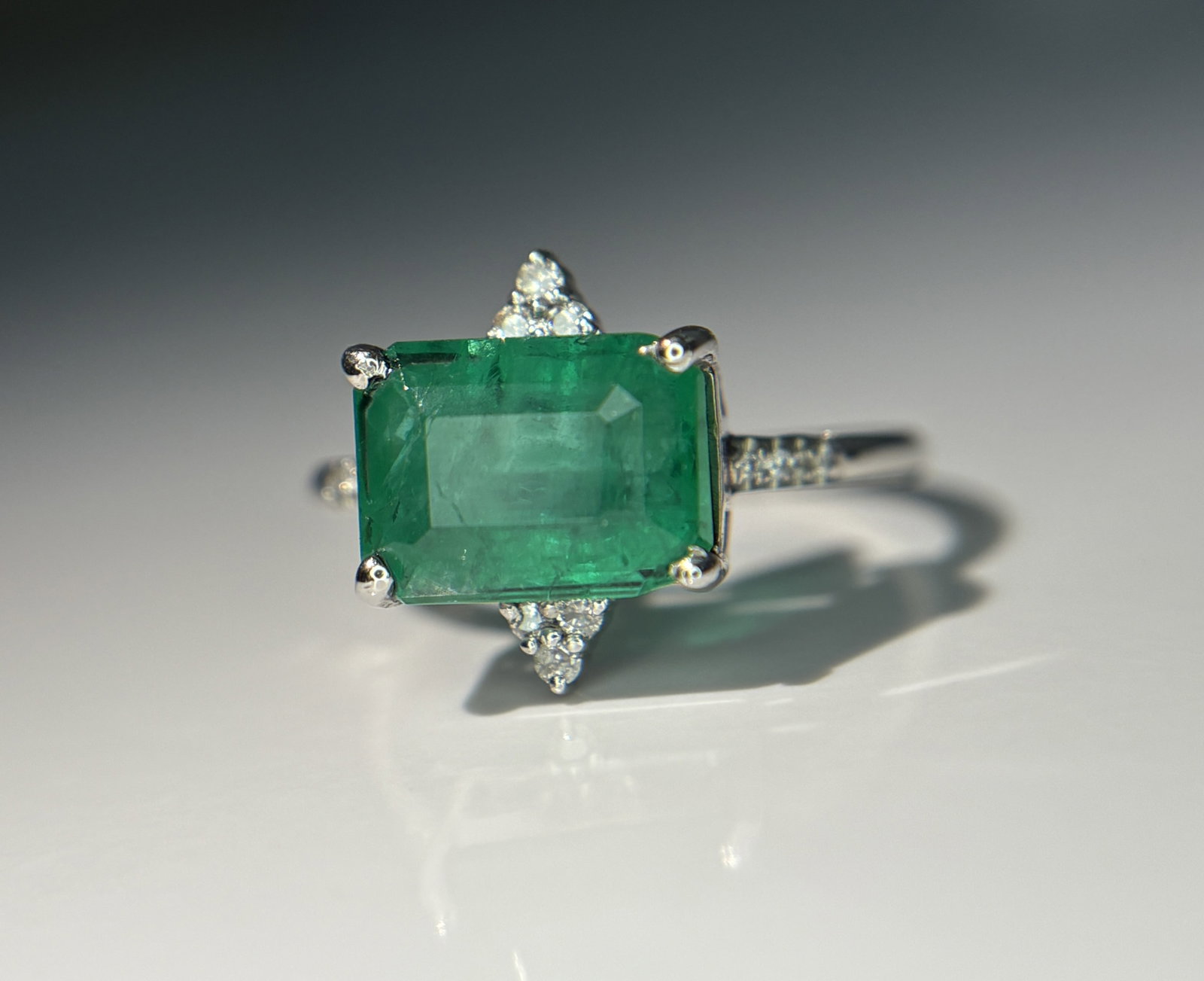 Beautiful 4.05 CT Natural Emerald Ring With Natural Diamonds & Platinum 950 - 2