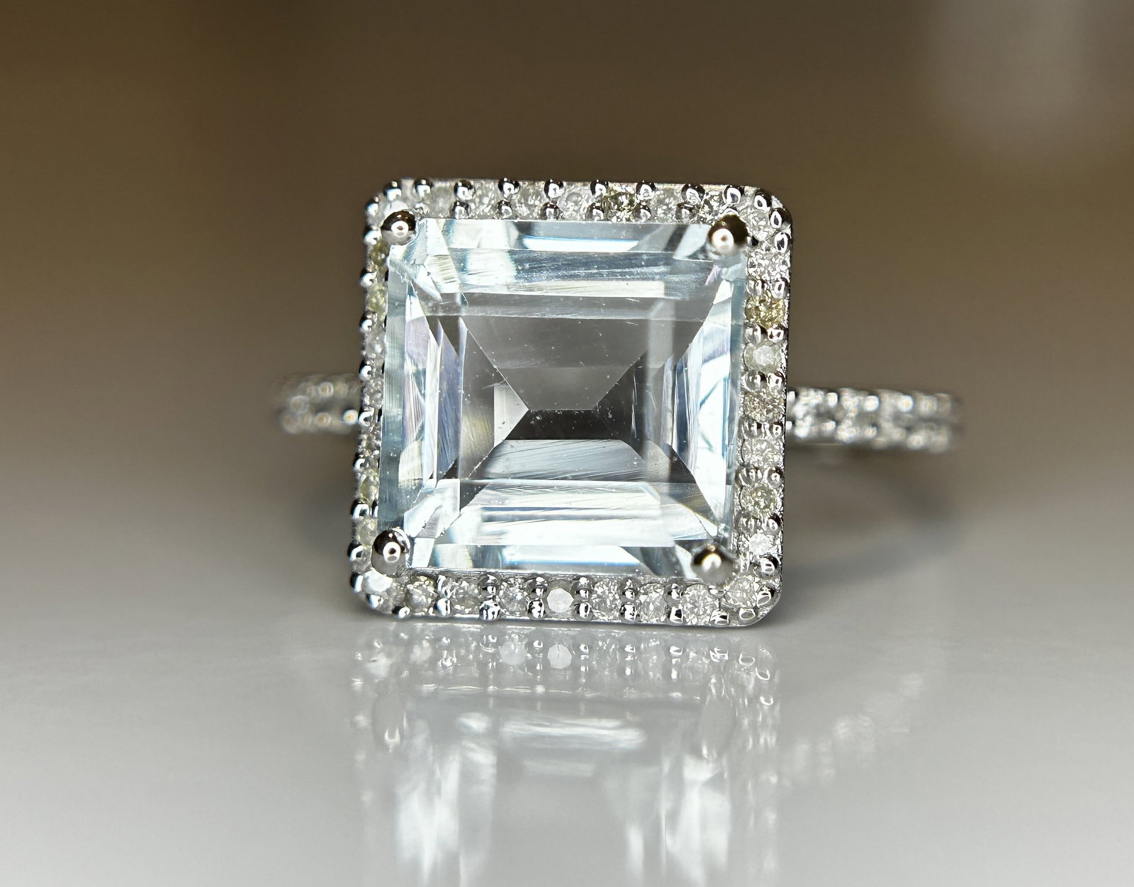 Beautiful 3.55 CT Natural Aquamarine Ring With Natural Diamonds & 18k White Gold: Title: Beautiful 3.55 CT Natural Aquamarine Ring With Natural Diamonds & 18k White Gold Description: Beautiful 3.55 CT Natural Aquamarine Ring With Natural Diamonds & 18k White Gold