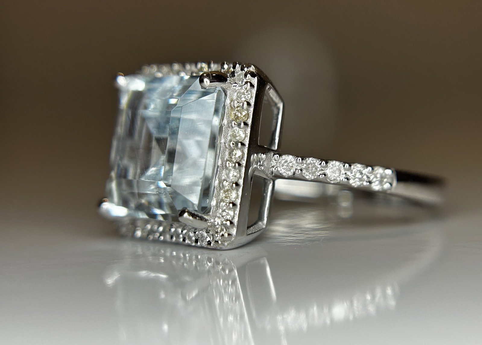 Beautiful 3.55 CT Natural Aquamarine Ring With Natural Diamonds & 18k White Gold - 9