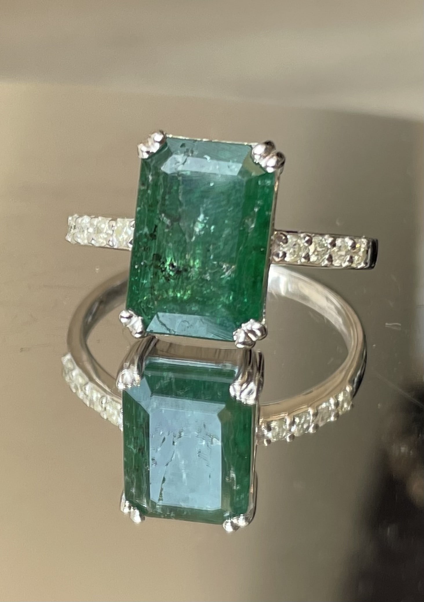 Beautiful 3.46 Carats Natural Emerald Ring Natural Diamonds & 18k Gold: Title: Beautiful 3.46 Carats Natural Emerald Ring Natural Diamonds & 18k Gold Description: Beautiful Natural Emerald Ring With Diamonds and 18k Gold. Very Beautiful ring will make someone