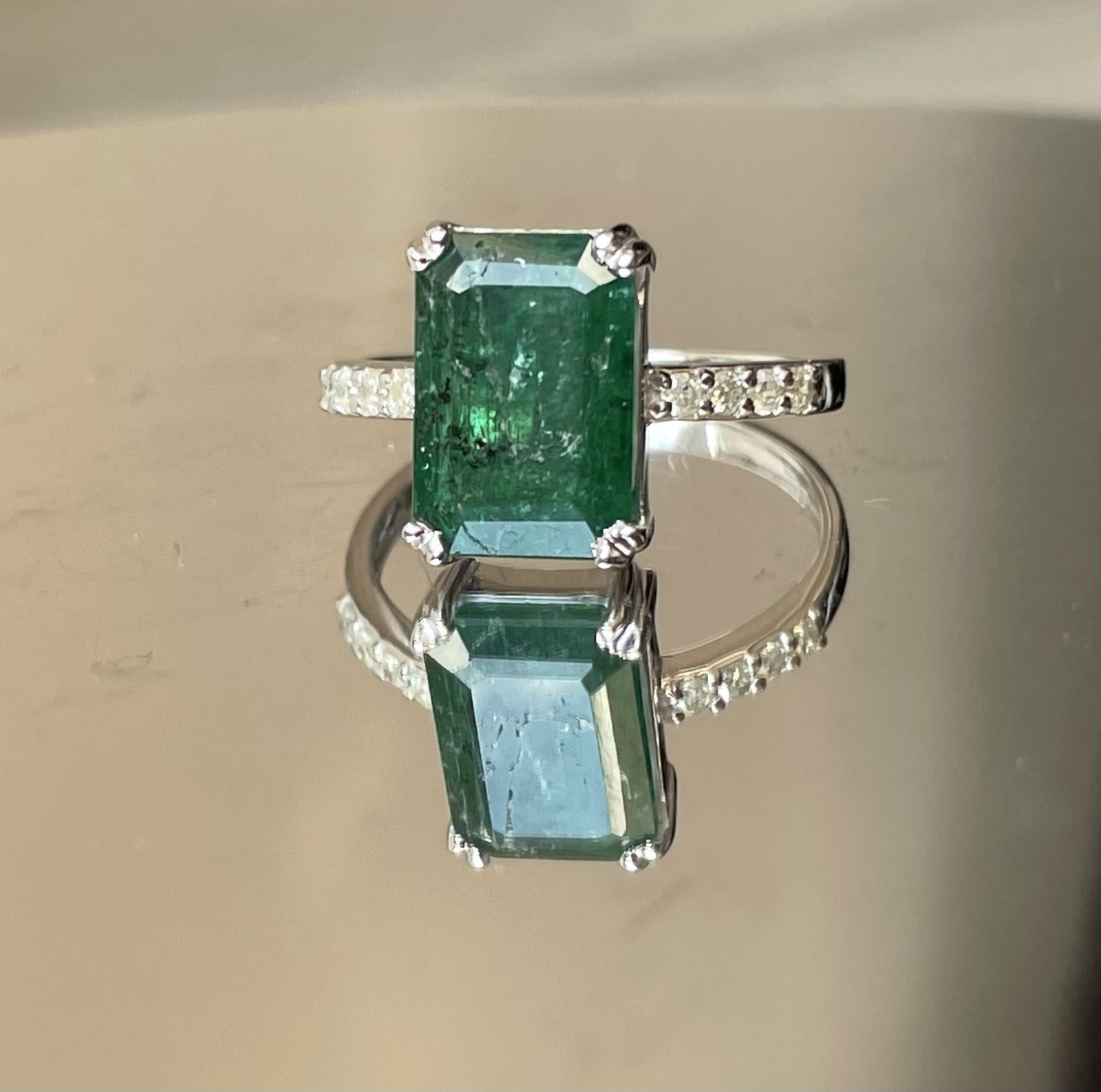 Beautiful 3.46 Carats Natural Emerald Ring Natural Diamonds & 18k Gold - 4