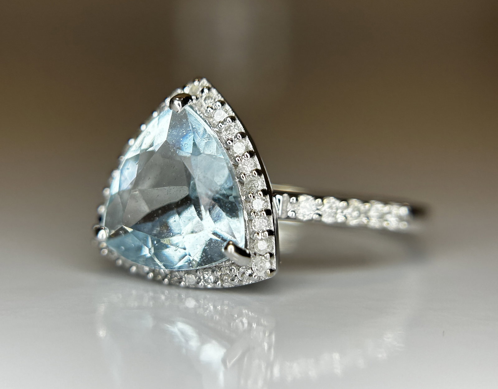 Beautiful 1.86 CT Natural Aquamarine Ring With Natural Diamonds & 18k White Gold: Title: Beautiful 1.86 CT Natural Aquamarine Ring With Natural Diamonds & 18k White Gold Description: Beautiful 1.86 CT Natural Aquamarine Ring With Natural Diamonds & 18k White Gold