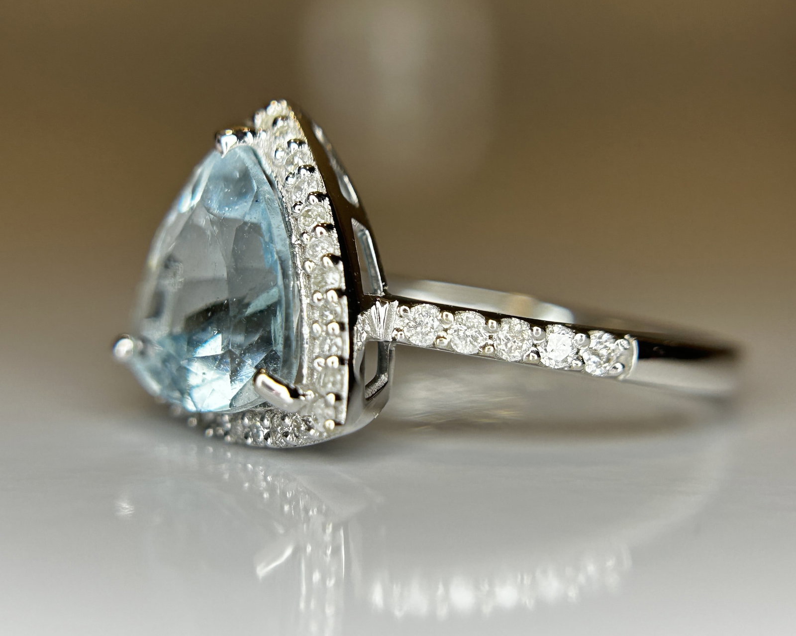 Beautiful 1.86 CT Natural Aquamarine Ring With Natural Diamonds & 18k White Gold - 2
