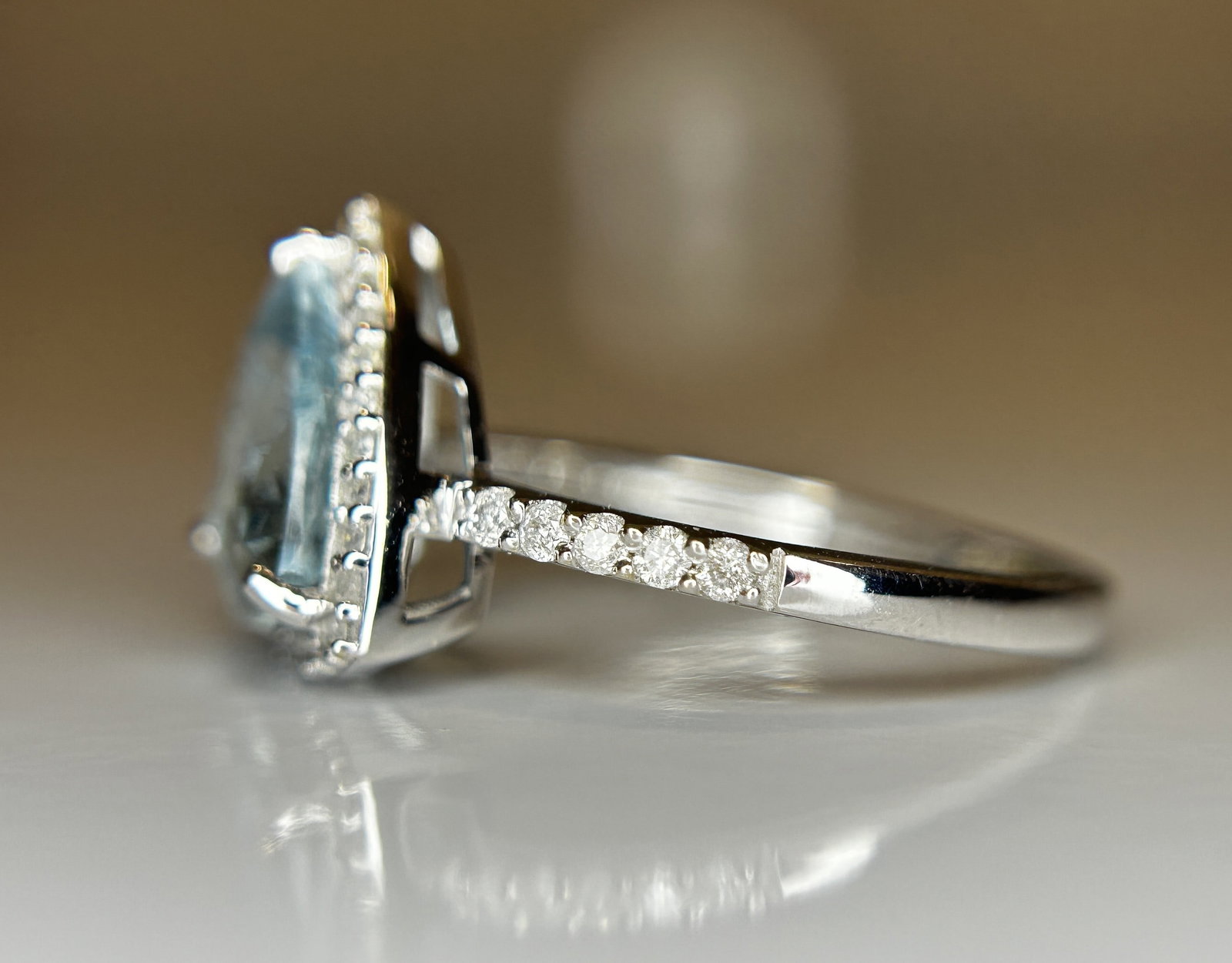 Beautiful 1.86 CT Natural Aquamarine Ring With Natural Diamonds & 18k White Gold - 4