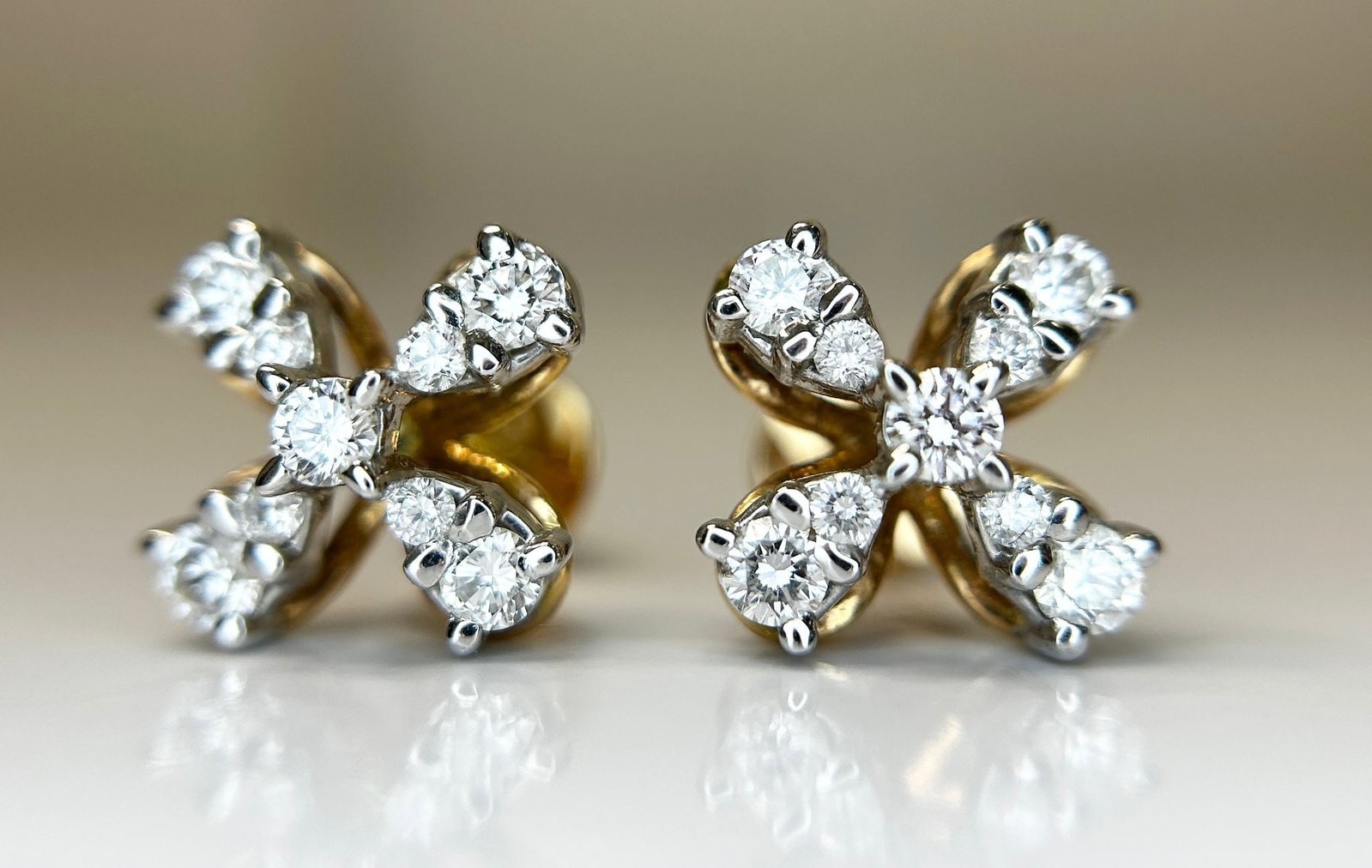 Beautiful 0.80 CT Round VVS Natural Diamond Stud Earrings 18k White Gold: Title: Beautiful 0.80 CT Round VVS Natural Diamond Stud Earrings 18k White Gold Description: Beautiful 0.80 CT Round VS Diamond Halo Set Stud Earrings 18k White Gold. Very Beautiful Earrings
