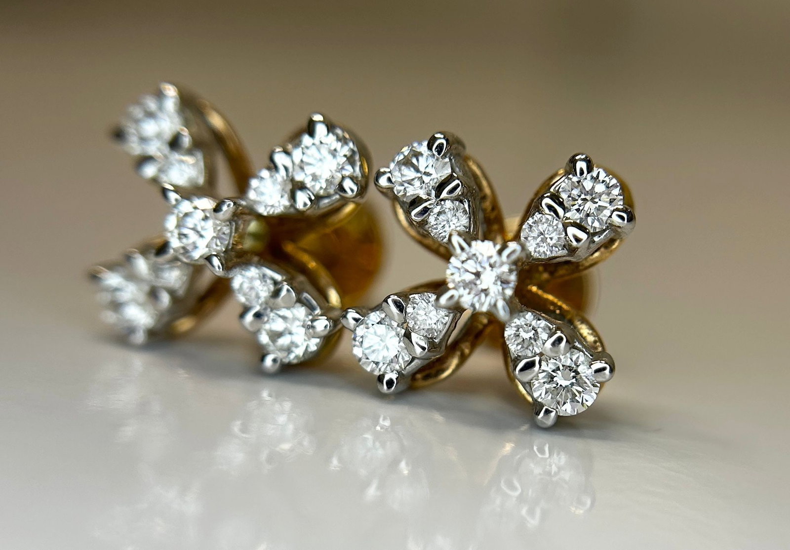 Beautiful 0.80 CT Round VVS Natural Diamond Stud Earrings 18k White Gold - 4