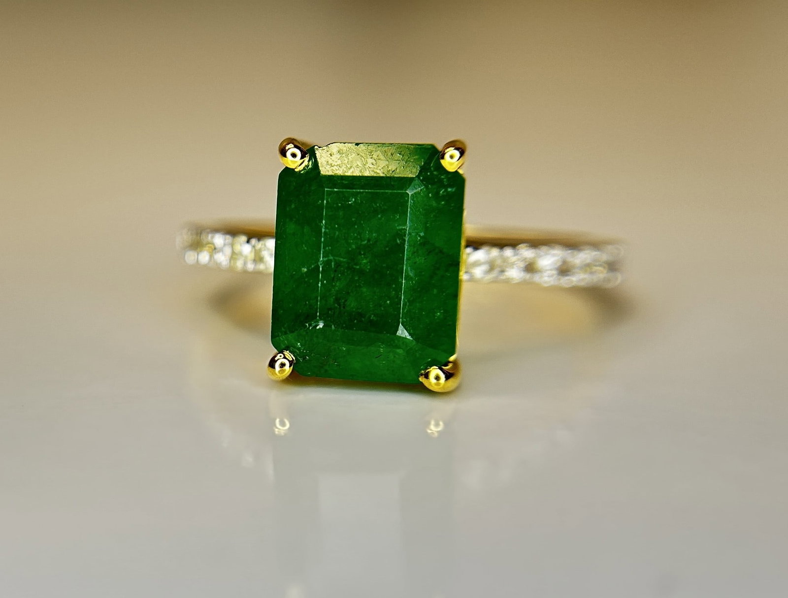 Beautiful Natural Emerald 2.96 CT With Natural Diamonds & 18k Gold: Title: Beautiful Natural Emerald 2.96 CT With Natural Diamonds & 18k Gold Description: Beautiful 2.96 CT Natural Emerald With Natural Diamonds & 18kGold Description: Total Carat Weight - 3.14