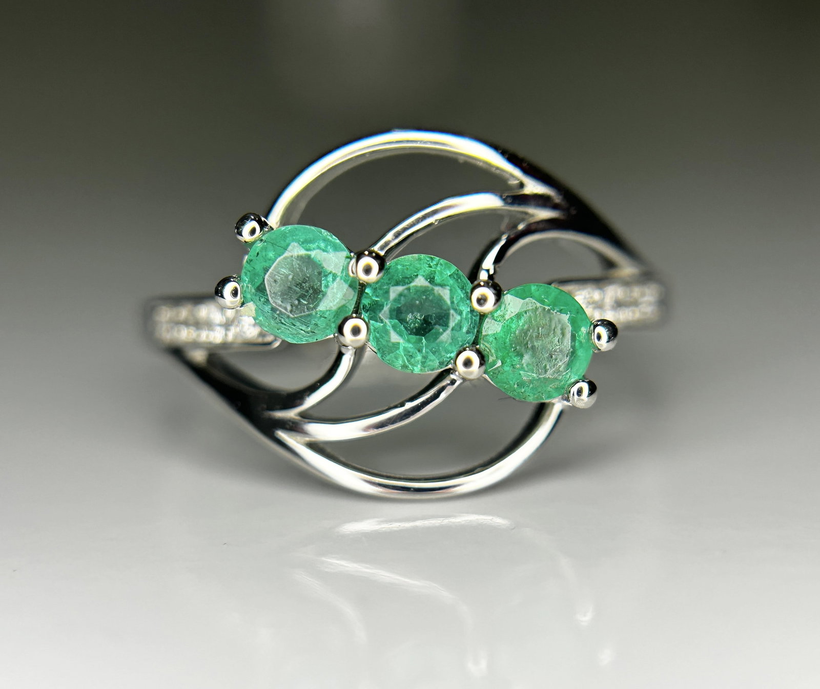 Beautiful 0.61Ct Natural Emerald Ring With Natural Diamonds & Platinum 950: Title: Beautiful 0.61Ct Natural Emerald Ring With Natural Diamonds & Platinum 950 Description: Beautiful 0.61Ct Natural Emerald Ring With Natural Diamonds & Platinum 950 Description: Total