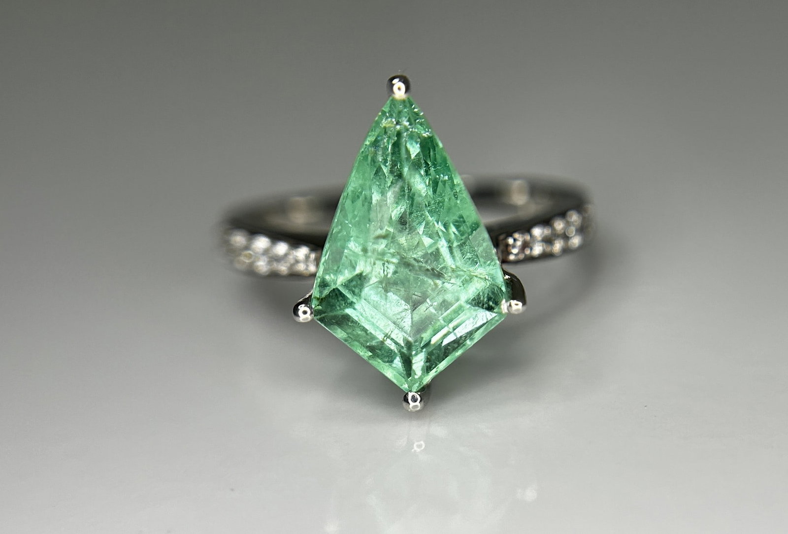 Beautiful Natural Columbian Emerald 3.63 CT With Natural Diamonds & 14k Gold: Title: Beautiful Natural Columbian Emerald 3.63 CT With Natural Diamonds & 14k Gold Description: Beautiful 3.63 CT Natural Emerald With Natural Diamonds & 14k Gold Description: Total Carat