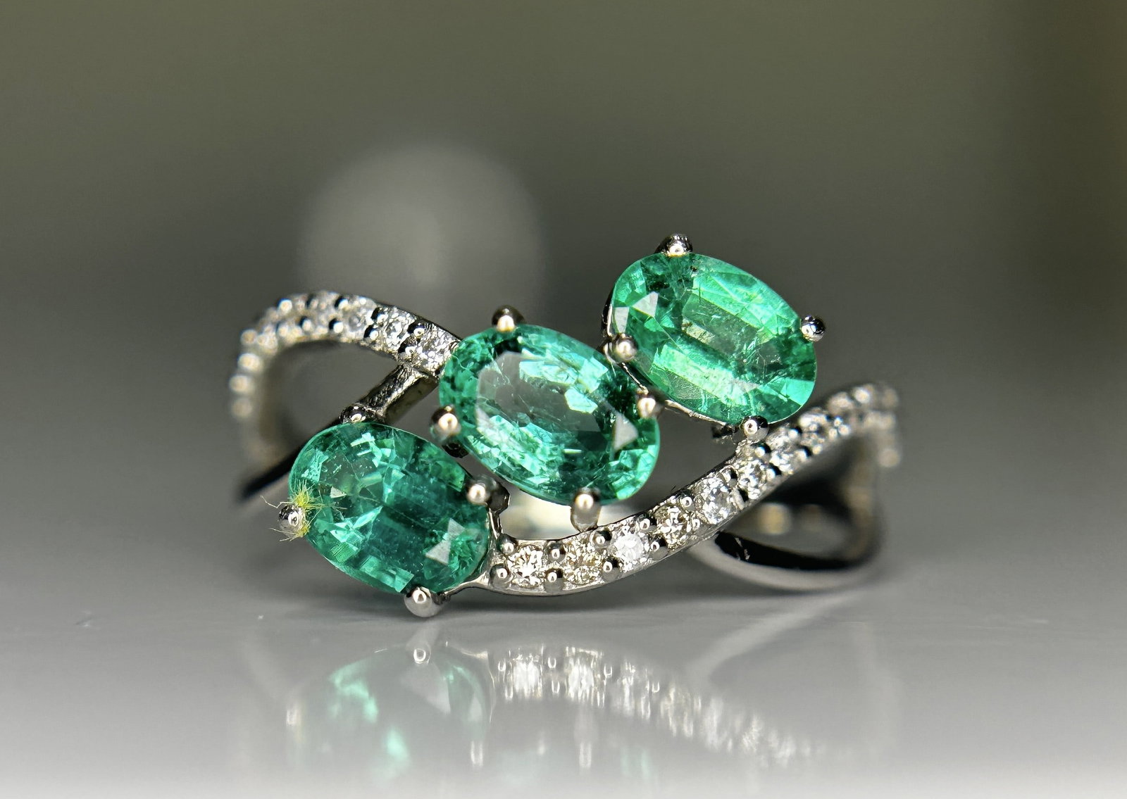 Beautiful 1.50 CT Natural Emerald Ring With Natural Diamonds & Platinum 950: Title: Beautiful 1.50 CT Natural Emerald Ring With Natural Diamonds & Platinum 950 Description: Beautiful 1.50 CT Natural Emerald Ring With Natural Diamonds & Platinum 950 Description: Total