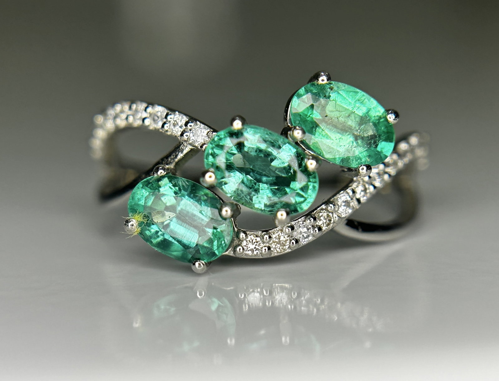 Beautiful 1.50 CT Natural Emerald Ring With Natural Diamonds & Platinum 950 - 2