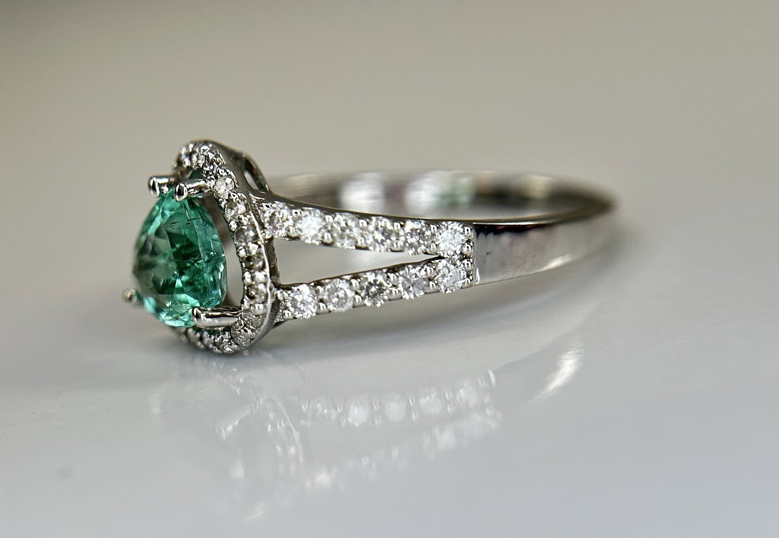 Beautiful Natural Emerald 0.66 CT With Natural Diamonds & 18k Gold - 4