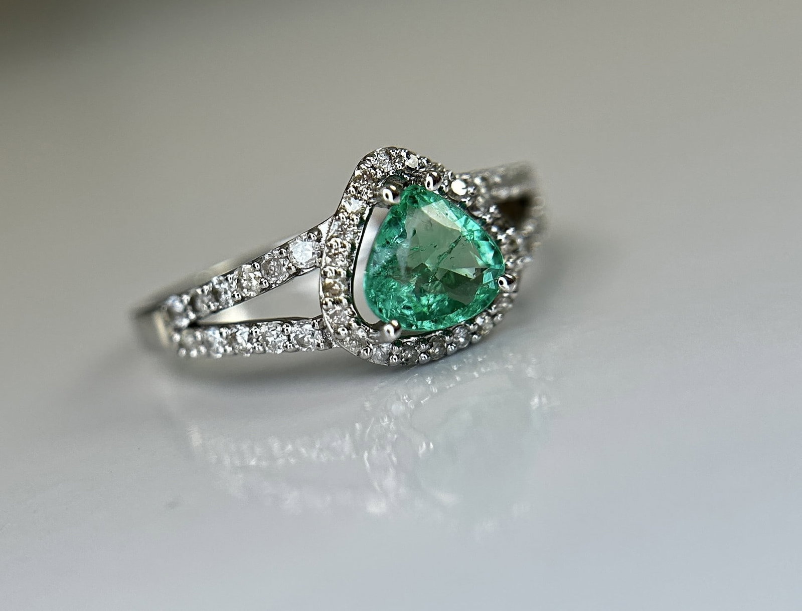 Beautiful Natural Emerald 0.66 CT With Natural Diamonds & 18k Gold - 7