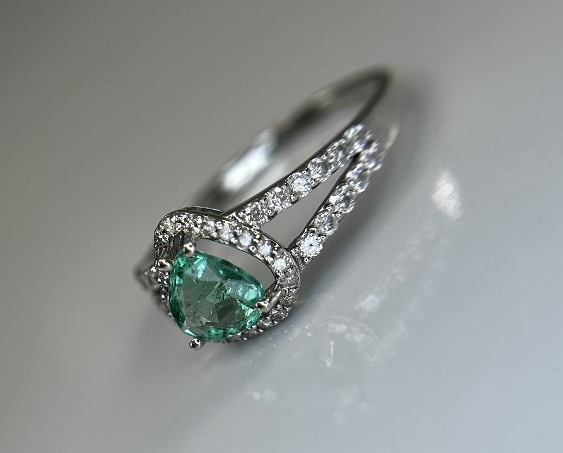 Beautiful Natural Emerald 0.66 CT With Natural Diamonds & 18k Gold - 9