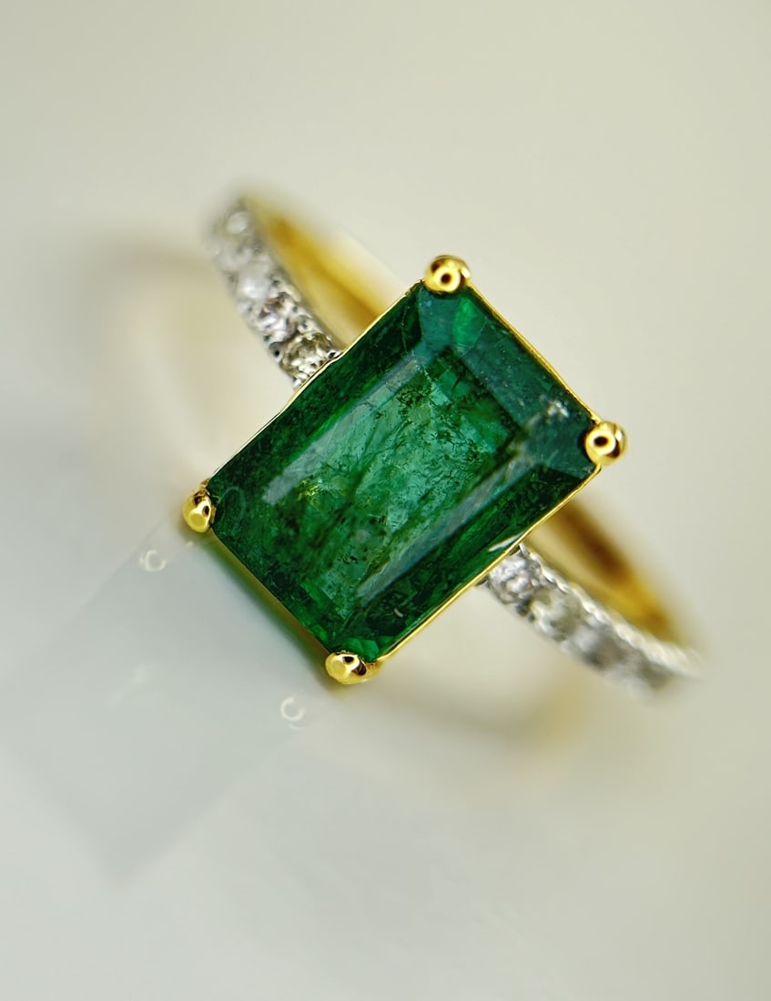 Beautiful Natural Emerald 2.41 CT With Natural Diamonds & 18k Gold: Title: Beautiful Natural Emerald 2.41 CT With Natural Diamonds & 18k Gold Description: Beautiful 2.41 CT Natural Emerald With Natural Diamonds & 18k Gold Description: Total Carat Weight -