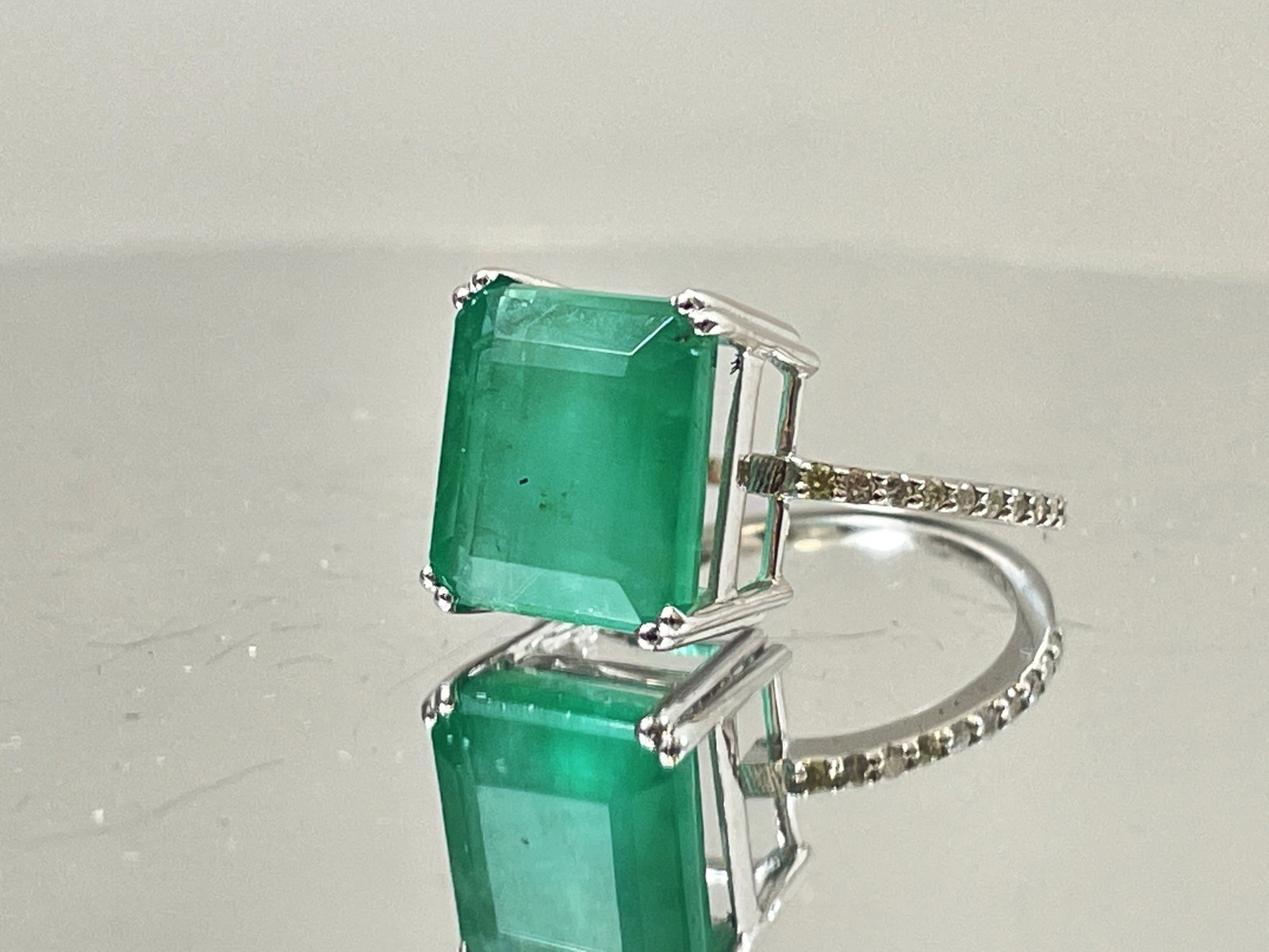 Beautiful 7.19CT Natural Emerald With Natural Diamonds & 18k White Gold - 3