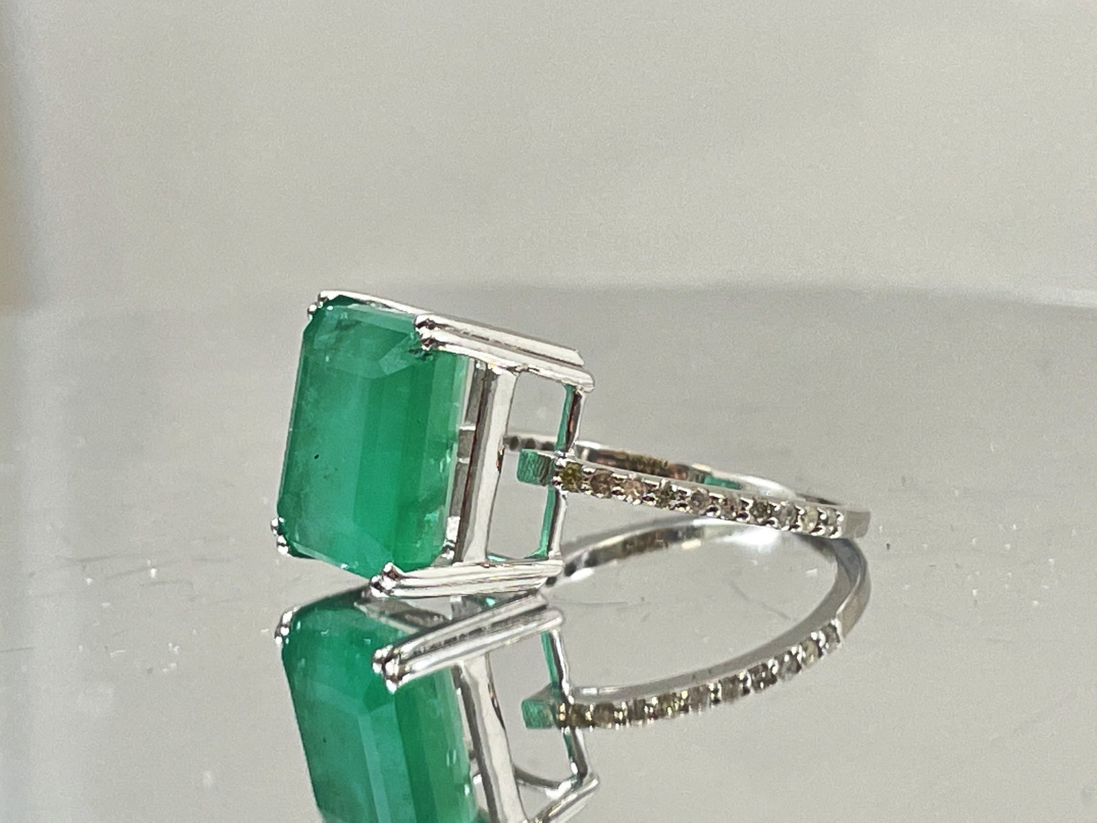 Beautiful 7.19CT Natural Emerald With Natural Diamonds & 18k White Gold - 4