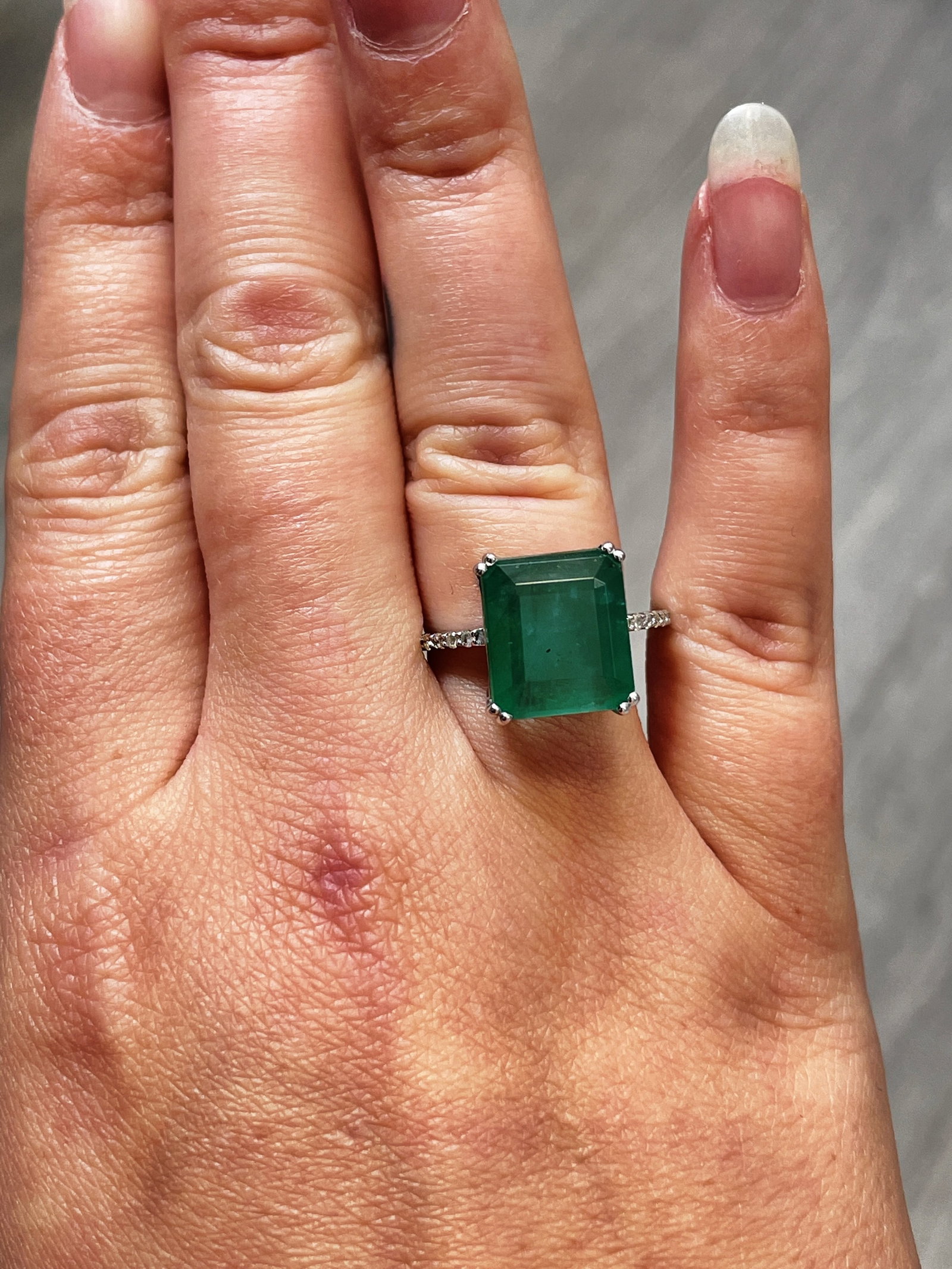 Beautiful 7.19CT Natural Emerald With Natural Diamonds & 18k White Gold - 9
