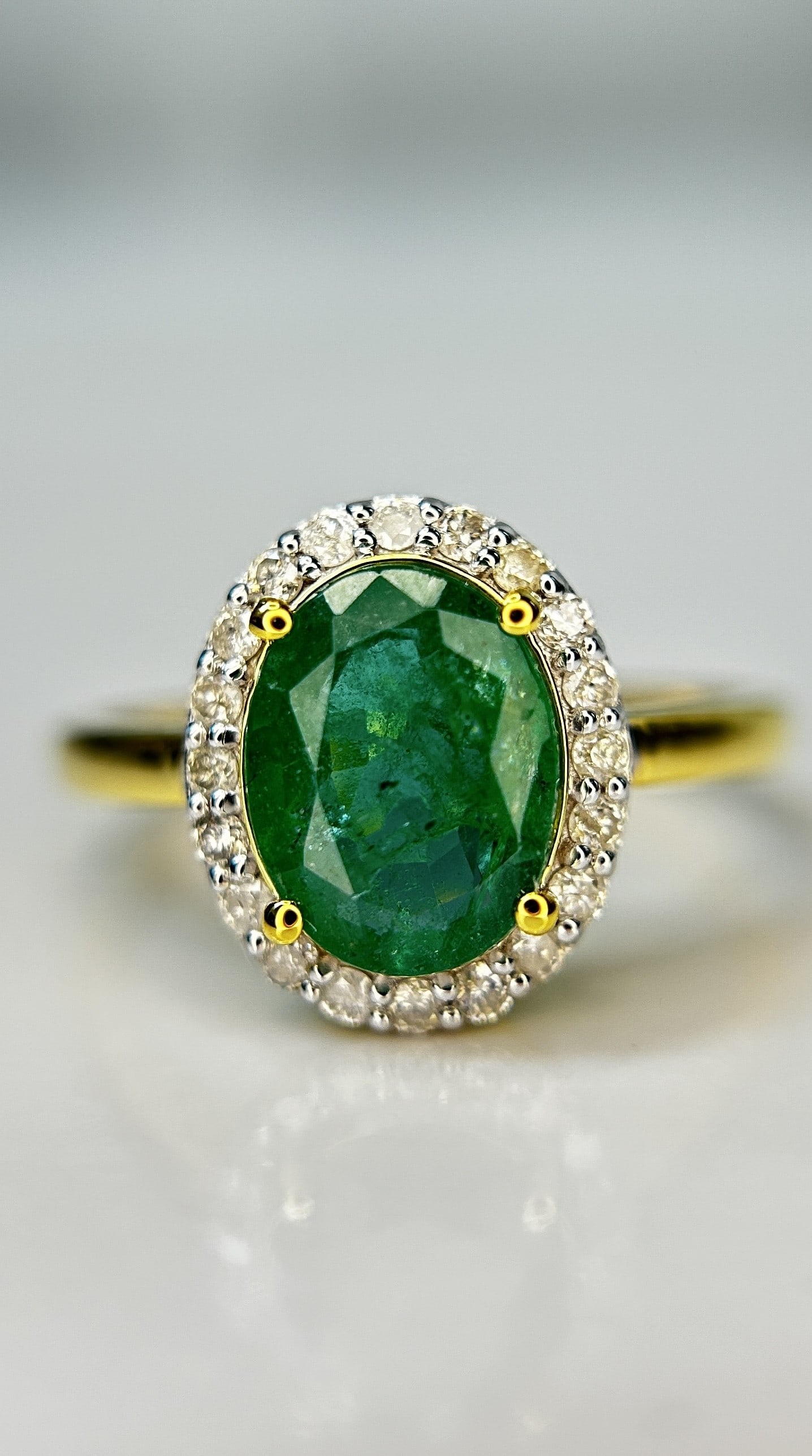 Beautiful Natural Emerald 1.52 CT With Natural Diamonds & 18k Gold: Title: Beautiful Natural Emerald 1.52 CT With Natural Diamonds & 18k Gold Description: Beautiful 1.52 CT Natural Emerald With Natural Diamonds & 18k Gold Description: Total Carat Weight -