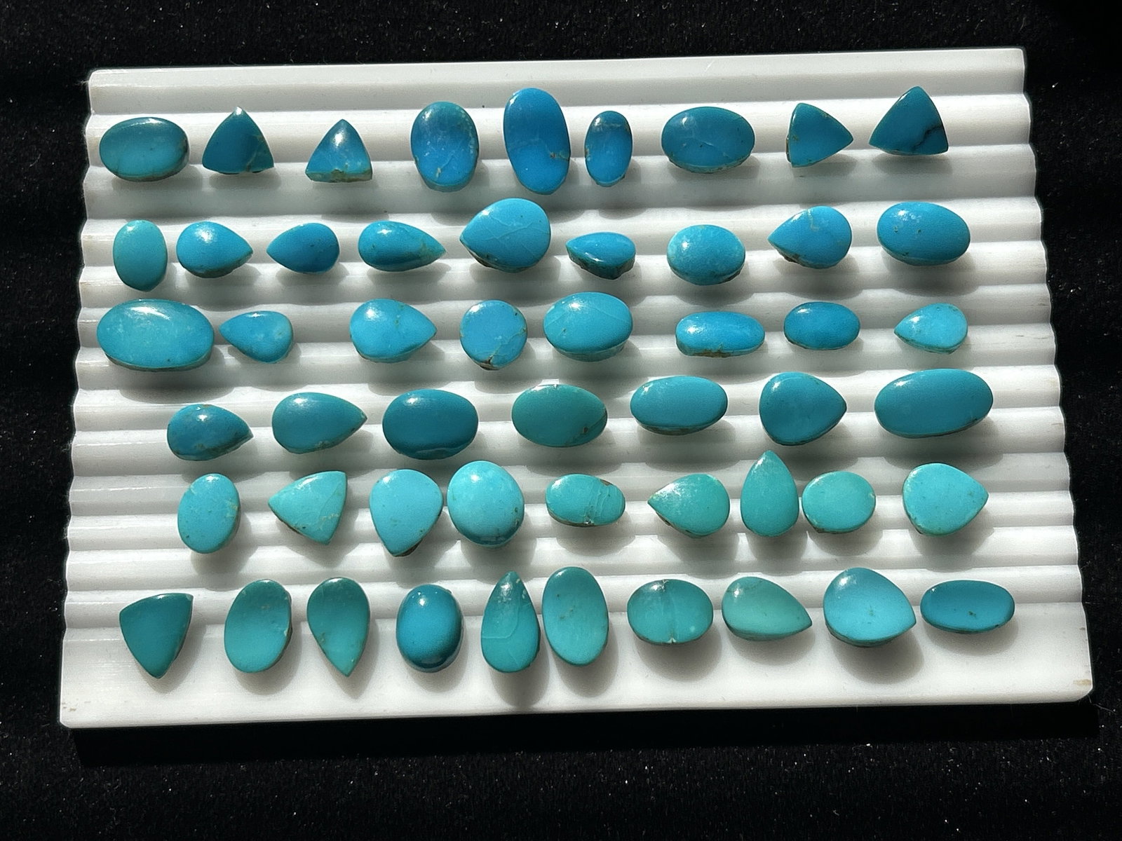 264.20ct Natural Turquoise: Title: 264.20ct Natural Turquoise Description: 264.20ct Natural Turquoise Ideal for rings, earrings, necklaces and bracelets Please note pictures taken in natural sunlight Condition: New