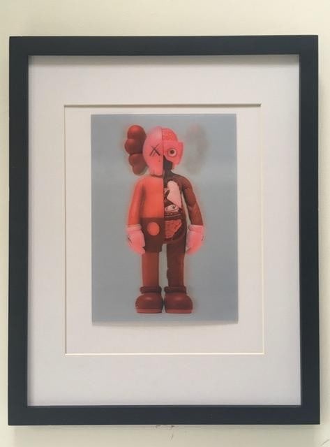 Kaws (b.1974) Import, 3D Lenticular Image Flayed Companion In Blush, Exhibition At NGV, Framed, 2...: Title: Kaws (b.1974) Import, 3D Lenticular Image Flayed Companion In Blush, Exhibition At NGV, Framed, 2019 Description: KAWS (b.1974) Import, 3D lenticular Image Flayed COMPANION in Blush Colourwa