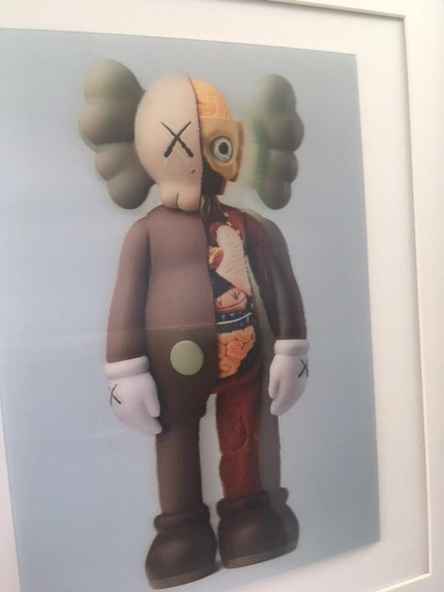 Kaws (b.1974) Import, 3D Lenticular Image Flayed Companion In Brown, Exhibition At NGV, Framed, 2... - 4