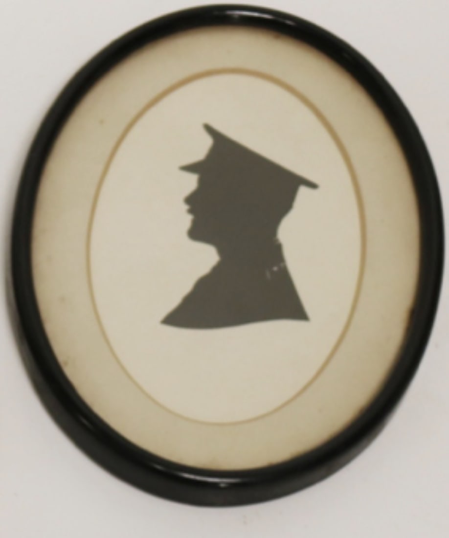 Frame Silhouette Portrait of A Military Officer 19 x13 cm: Title: Frame Silhouette Portrait of A Military Officer 19 x13 cm Description: A framed portrait of a military gentleman, featuring a profile view typical of 19 th century art. Vintage backboard