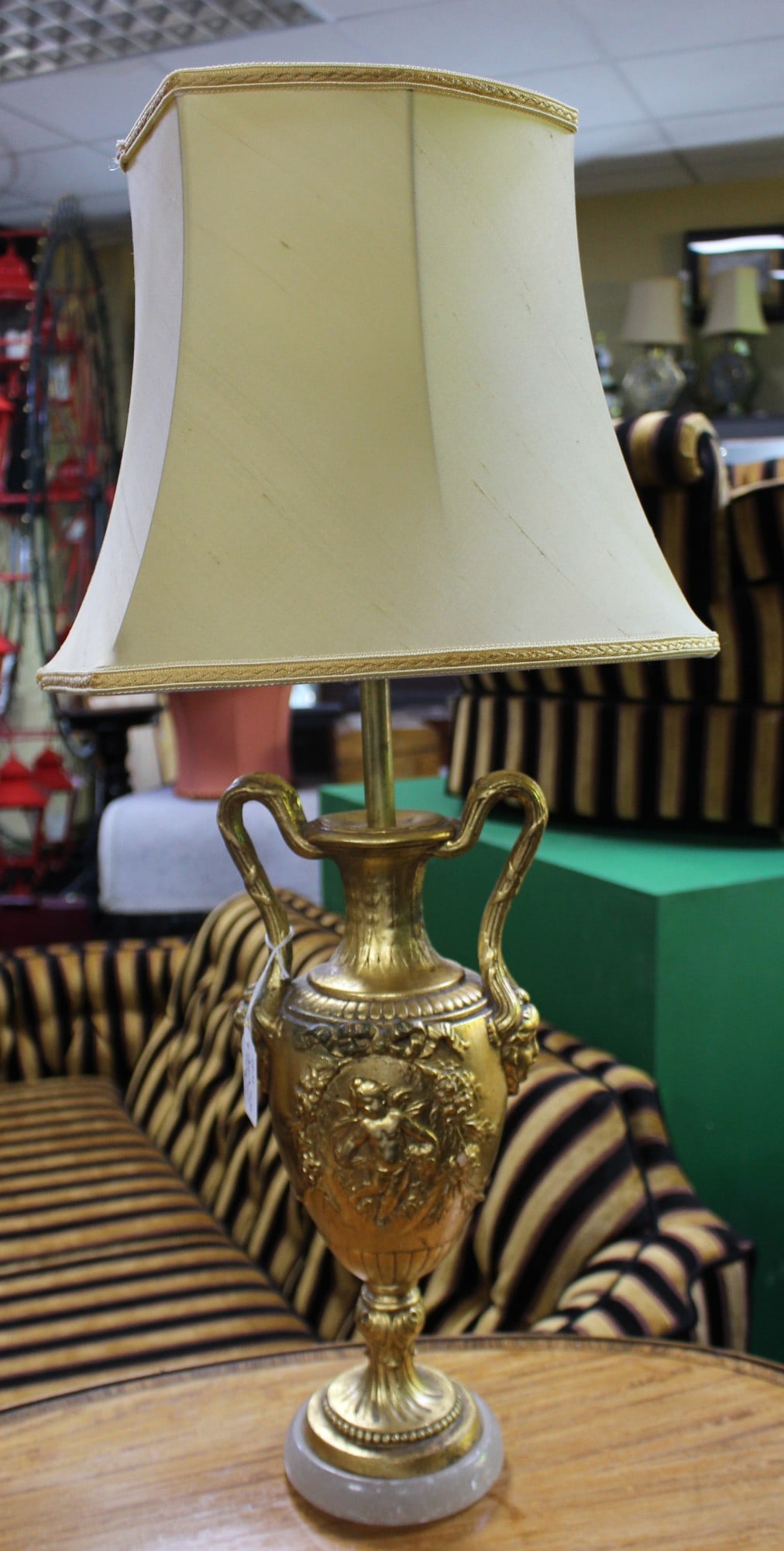 Antique Style Gilt Table Lamp with Shade: Title: Antique Style Gilt Table Lamp with Shade Description: Antique Style Gilt Table Lamp with Shade Condition: Used Delivery option: Collection & Delivery Location: WR1 Category: Antiques