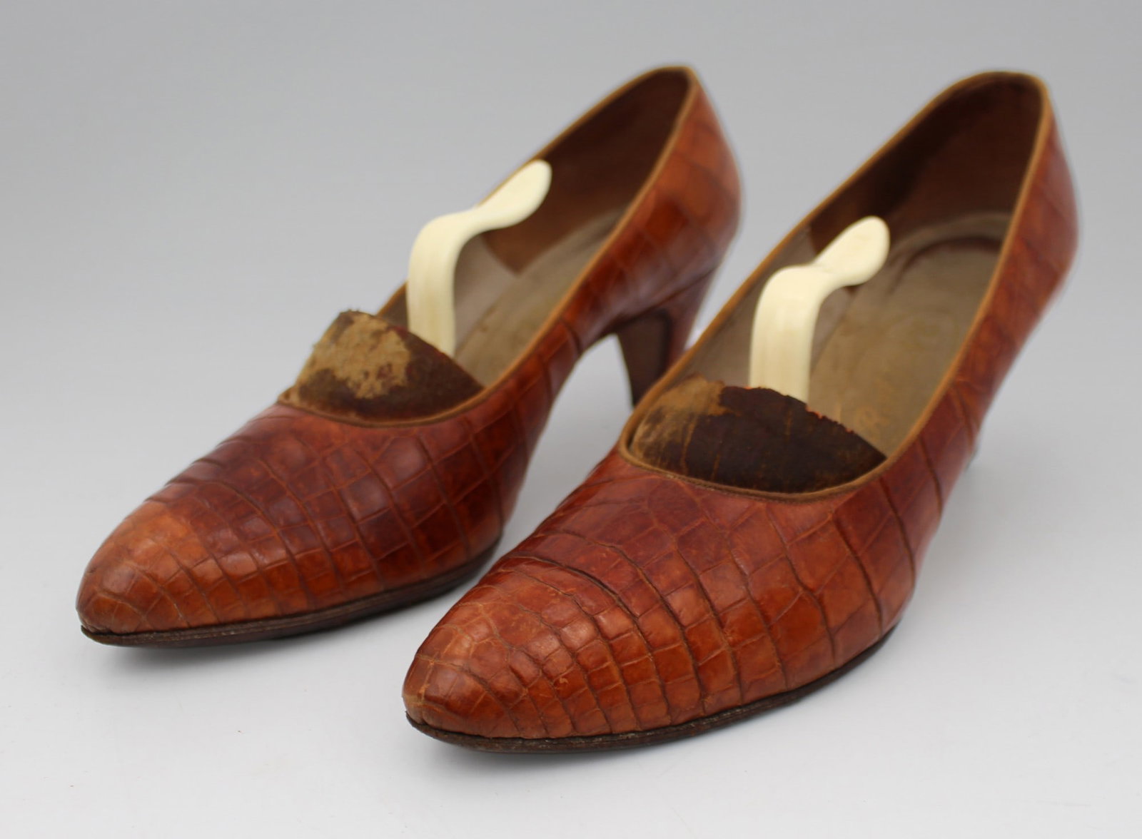 Pair of Vintage Ladies Ravne High Heel Court Shoes: Title: Pair of Vintage Ladies Ravne High Heel Court Shoes Description: c.1945–1955 Vintage Ladies' Ravne Court Shoes – Genuine Crocodile Skin A stylish and well-preserved pair of