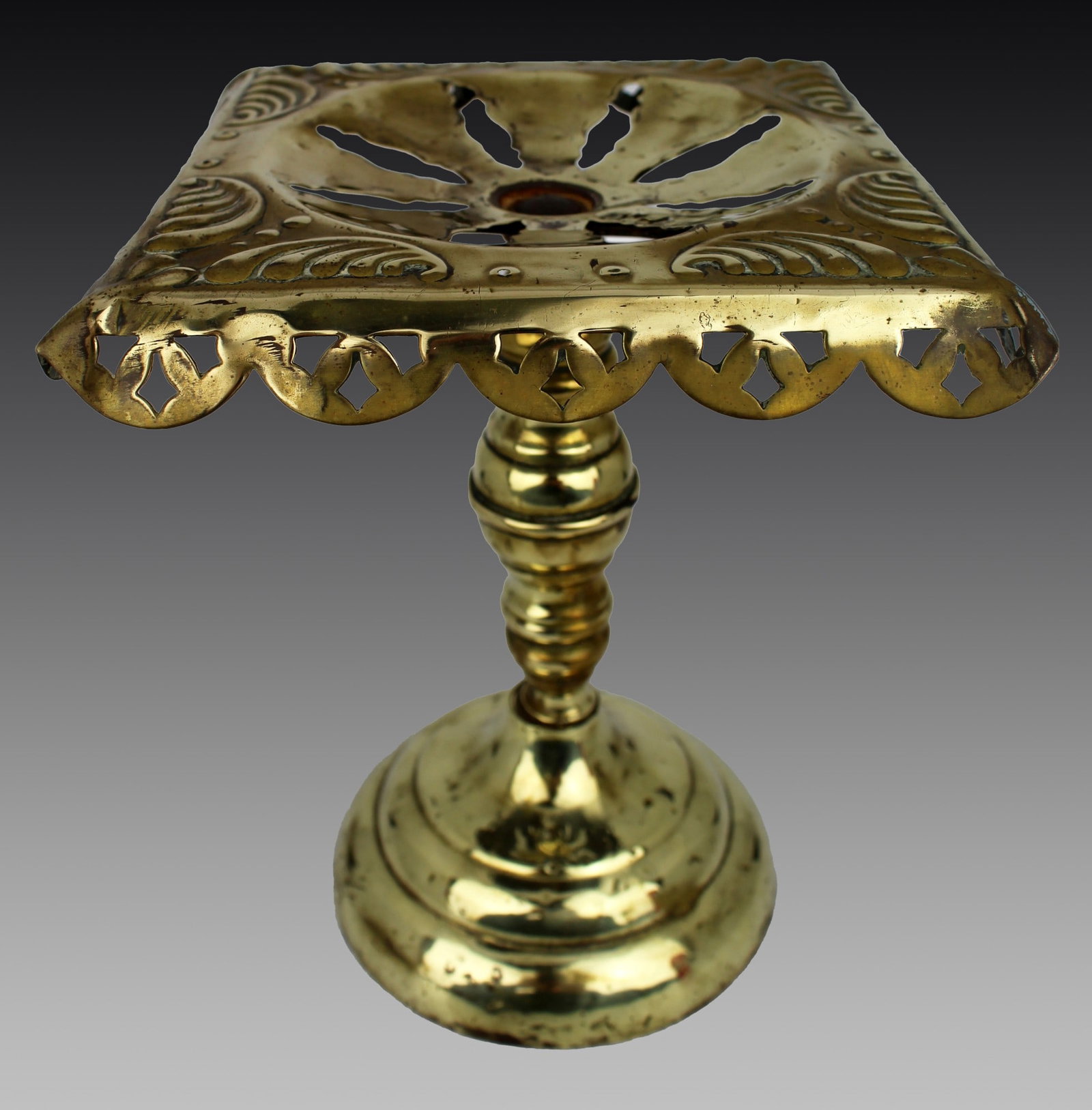 Antique Georgian Brass Trivet: Title: Antique Georgian Brass Trivet Description: Fine Georgian Brass Trivet Stand A handsome and well-proportioned Georgian brass trivet, dating from the early 19th century. The square top is