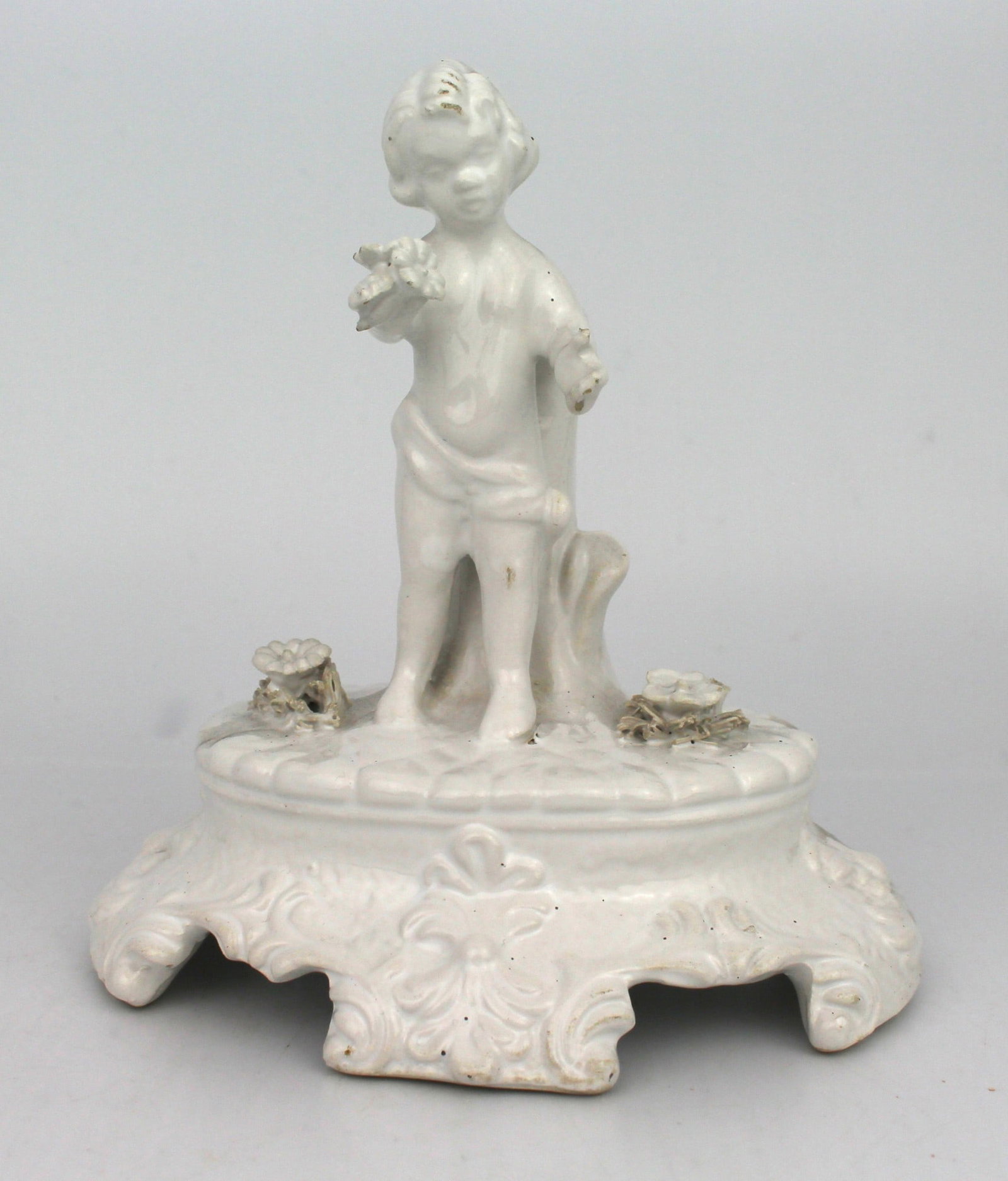 Painted White Porcelain Cherub Figurine: Title: Painted White Porcelain Cherub Figurine Description: Painted White Porcelain Cherub Figurine. Measures 14 x 11 x 14 (height) cm. Very good condition Condition: Used Delivery option: Collection