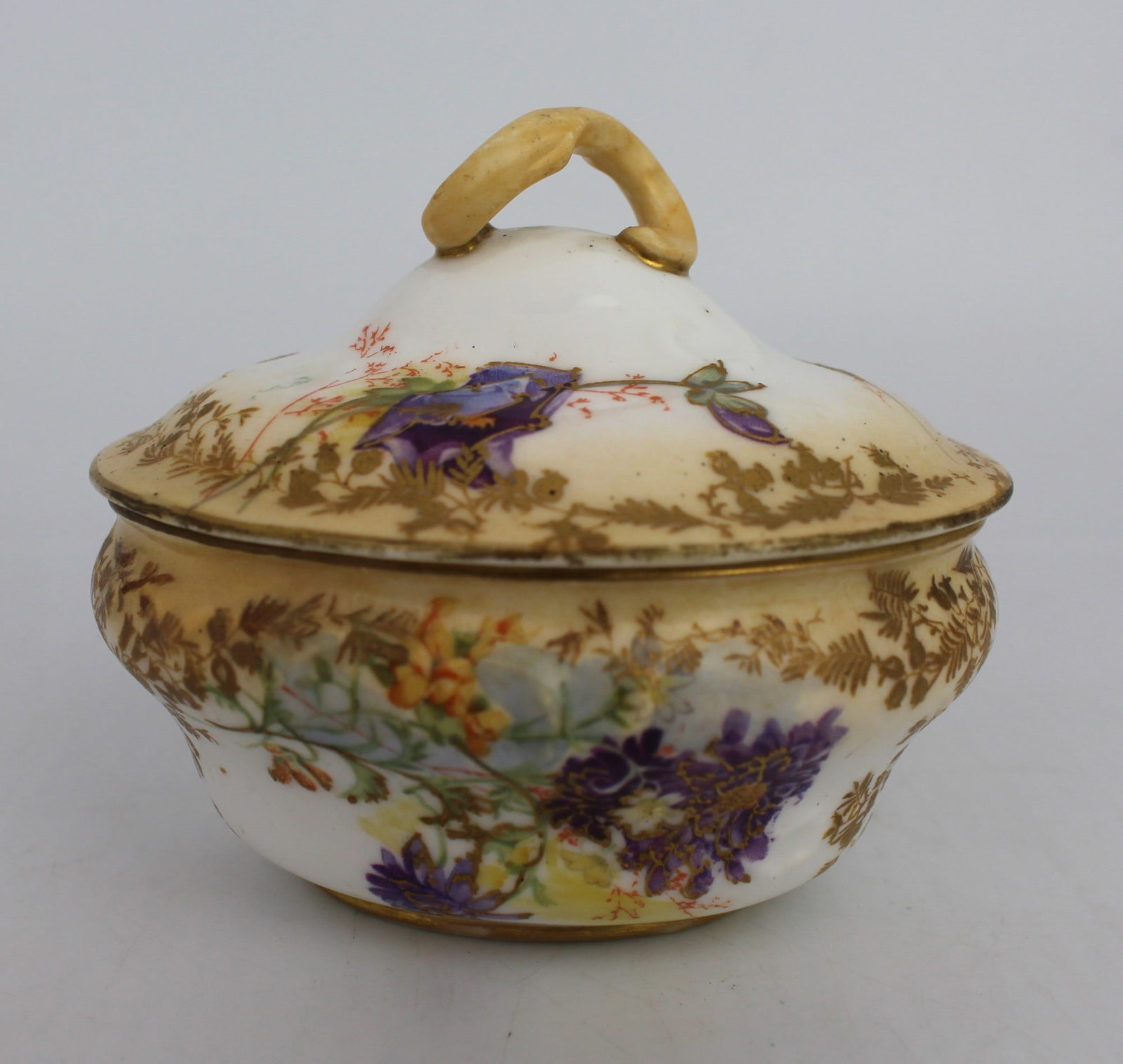 Small Royal Doulton Lidded Bowl c.1900: Title: Small Royal Doulton Lidded Bowl c.1900 Description: Small Royal Doulton Lidded Bowl c.1900 Finely hand painted and gilded antique bowl Measures 9 x 8 x7 (height) cm. No chips, cracks or
