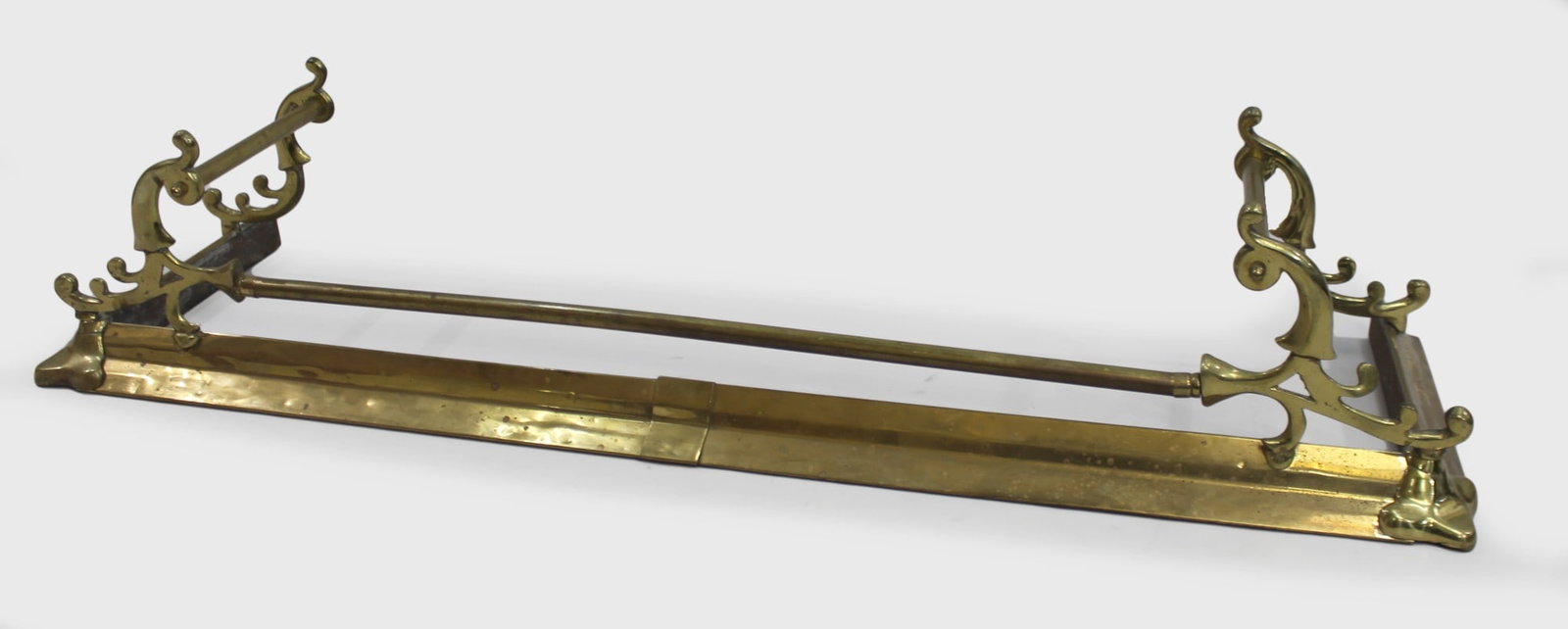 Victorian Brass Fire Fender: Title: Victorian Brass Fire Fender Description: Fine Victorian Brass Fire Fender A decorative and well-proportioned Victorian fire fender in heavy brass, featuring ornate pierced scrollwork to each
